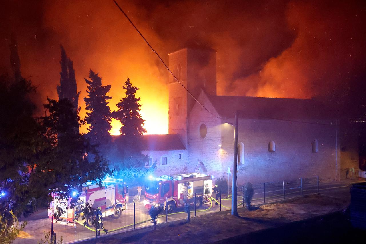 Veliki požar zahvatio samostan i crkvu Sv. Križa na Čiovu