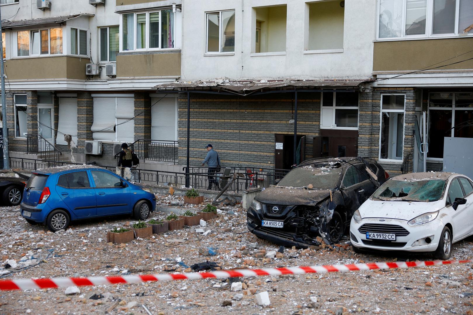 People walk near cars damaged during a massive Russian drone strike, amid Russia’s attack on Ukraine, in Kyiv, Ukraine May 30, 2023. REUTERS/Valentyn Ogirenko REFILE - CORRECTING INFORMATION Photo: VALENTYN OGIRENKO/REUTERS