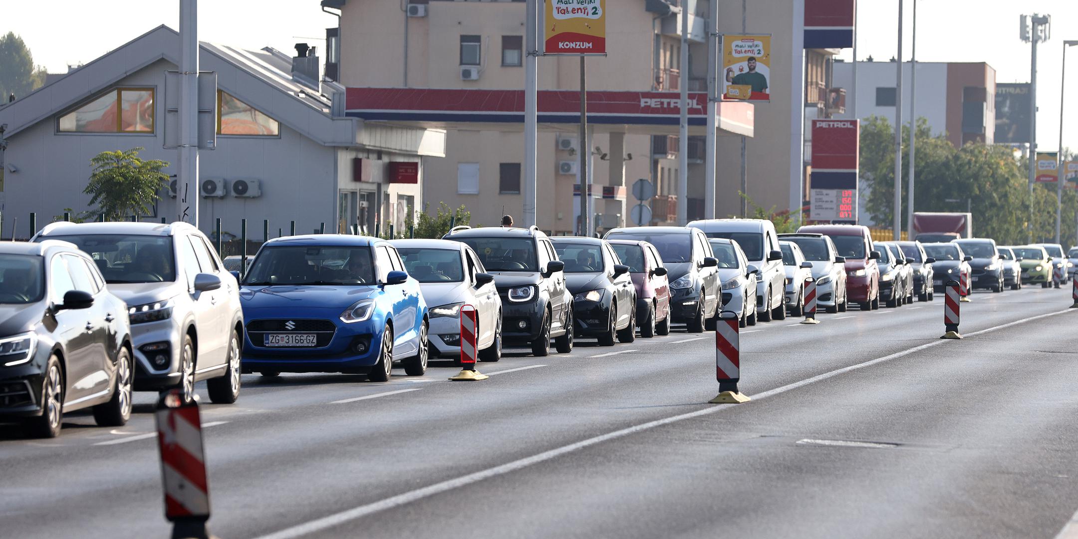 Započeli su radovi obnove kolnika na južnoj kolničkoj traci Branimirove, i to na dijelu od Osječke ulice do Aleje Javora. 