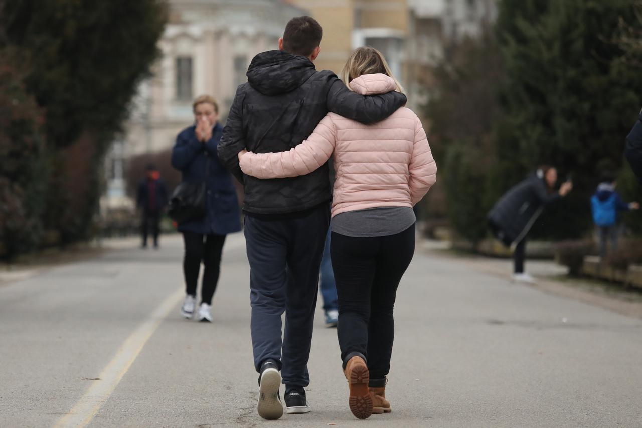 Zaljubljeni parovi u šetnji Osijekom