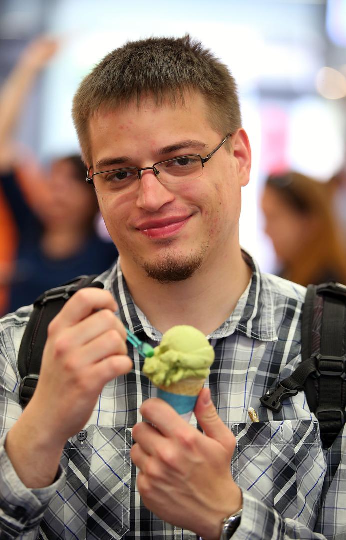 Dino Brumec s kuglom sladoleda od pistacije