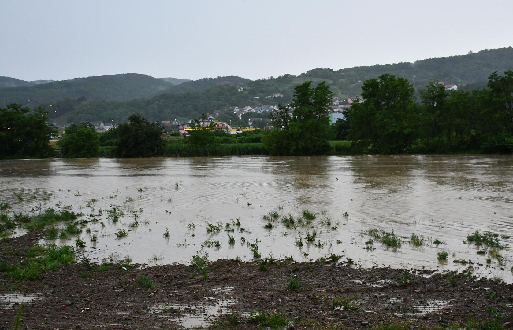 08.06.2023., Pozega - Snazno nevrijeme zahvatilo Pozestinu i grad Pozegu. Obilan pljusak oko 18 sati zamracio je nebo, upalila se javna rasvjeta, a velika kolicina vode preplavila je prometnice i napravila prometni kolaps na vise mjesta u gradu.  U Osjeckoj ulici u Pozegi voda je prekrila prometnicu, tako da su neki automobili ostali zarobljeni. Policija i vatrogasci su na terenu, a promet se preusmjerava.  Photo: Ivica Galovic/PIXSELL