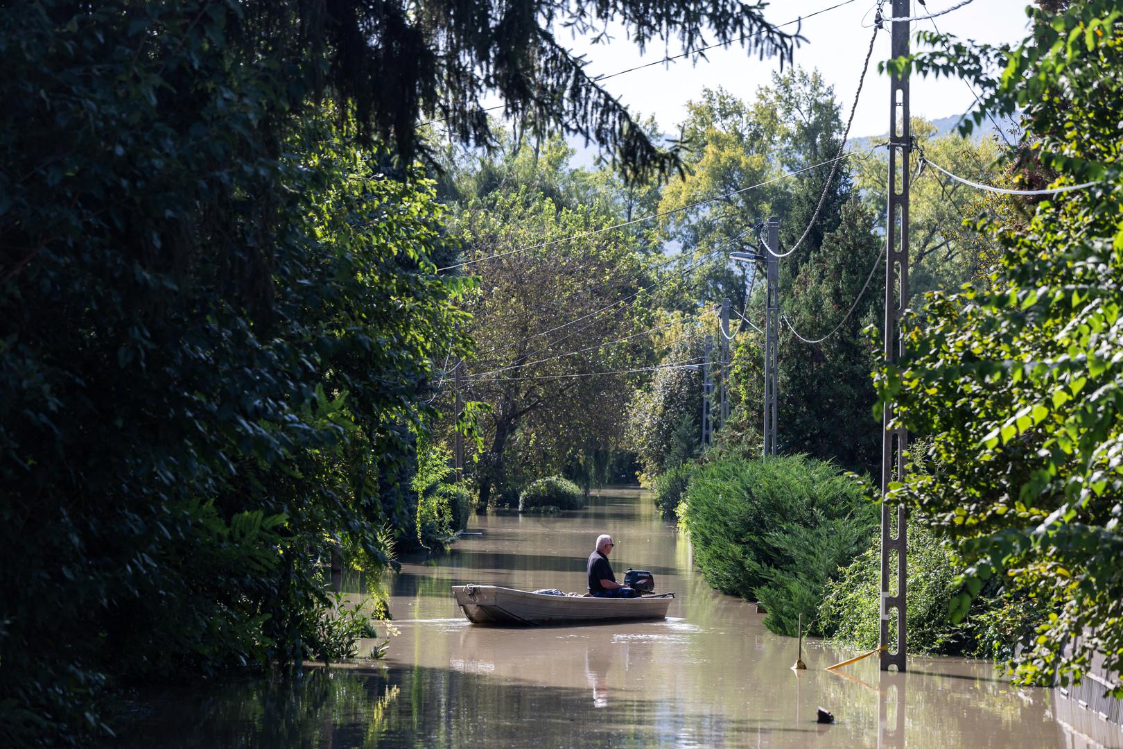 Andras Harmati rides a boat on a street flooded by the Danube River in Veroce, Hungary, September 19, 2024. REUTERS/Marton Monus Photo: MARTON MONUS/REUTERS