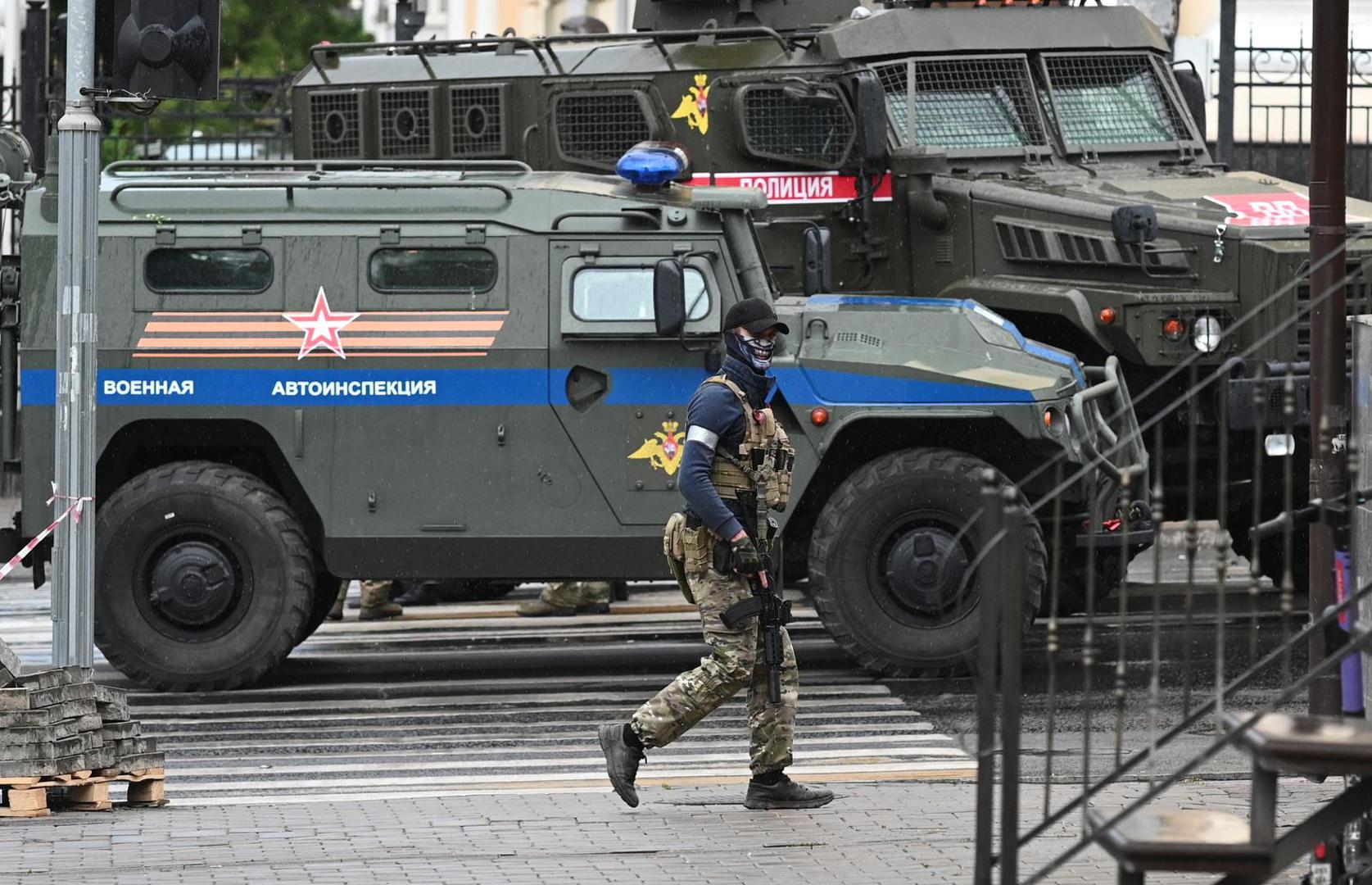 A fighter of Wagner private mercenary group patrols a street near the headquarters of the Southern Military District in the city of Rostov-on-Don, Russia, June 24, 2023. REUTERS/Stringer Photo: Stringer/REUTERS