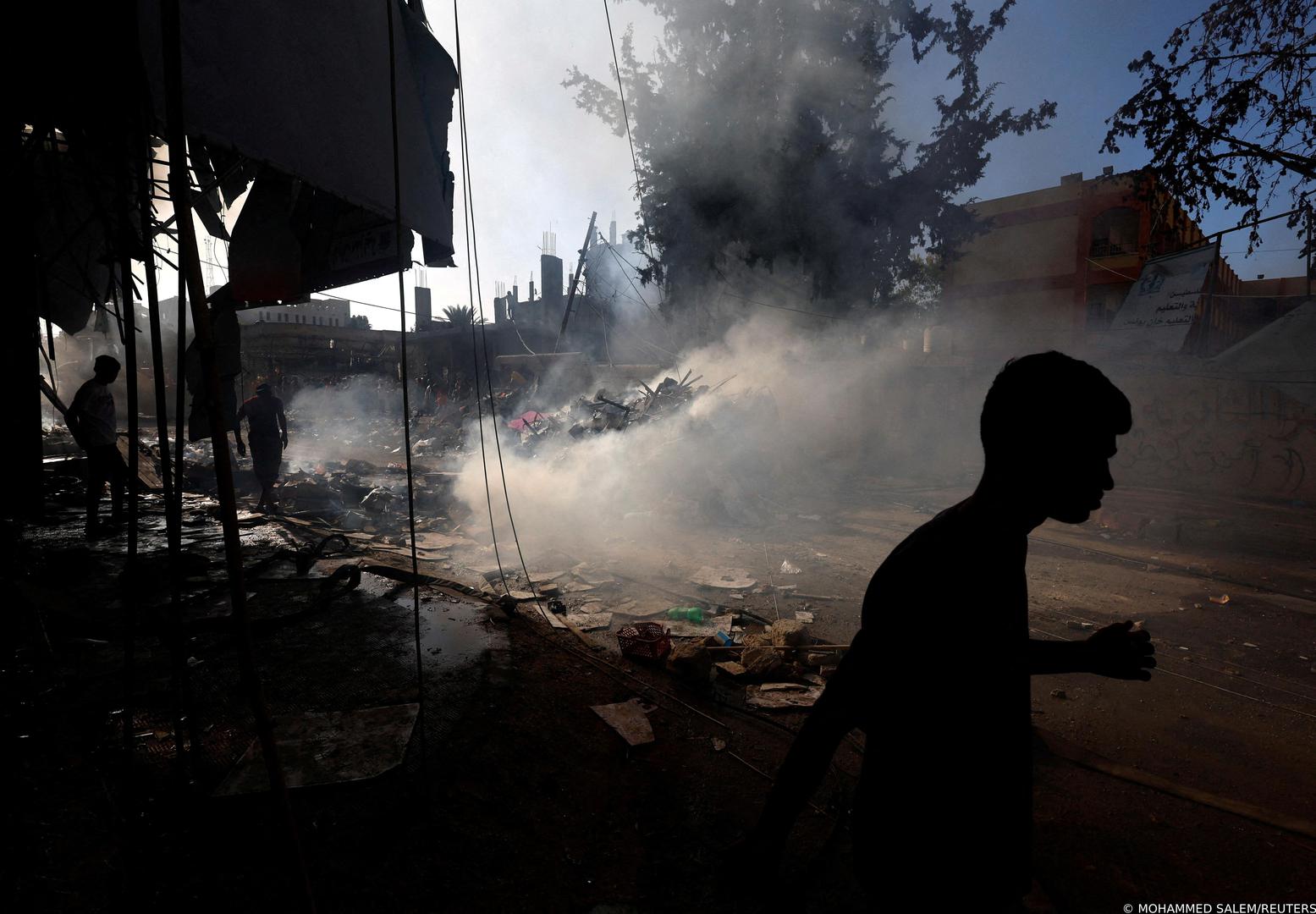 Palestinians react at the site of Israeli strikes on a residential building, amid the ongoing conflict between Israel and Palestinian Islamist group Hamas, in Khan Younis in the southern Gaza Strip, November 7, 2023. REUTERS/Mohammed Salem     TPX IMAGES OF THE DAY Photo: MOHAMMED SALEM/REUTERS