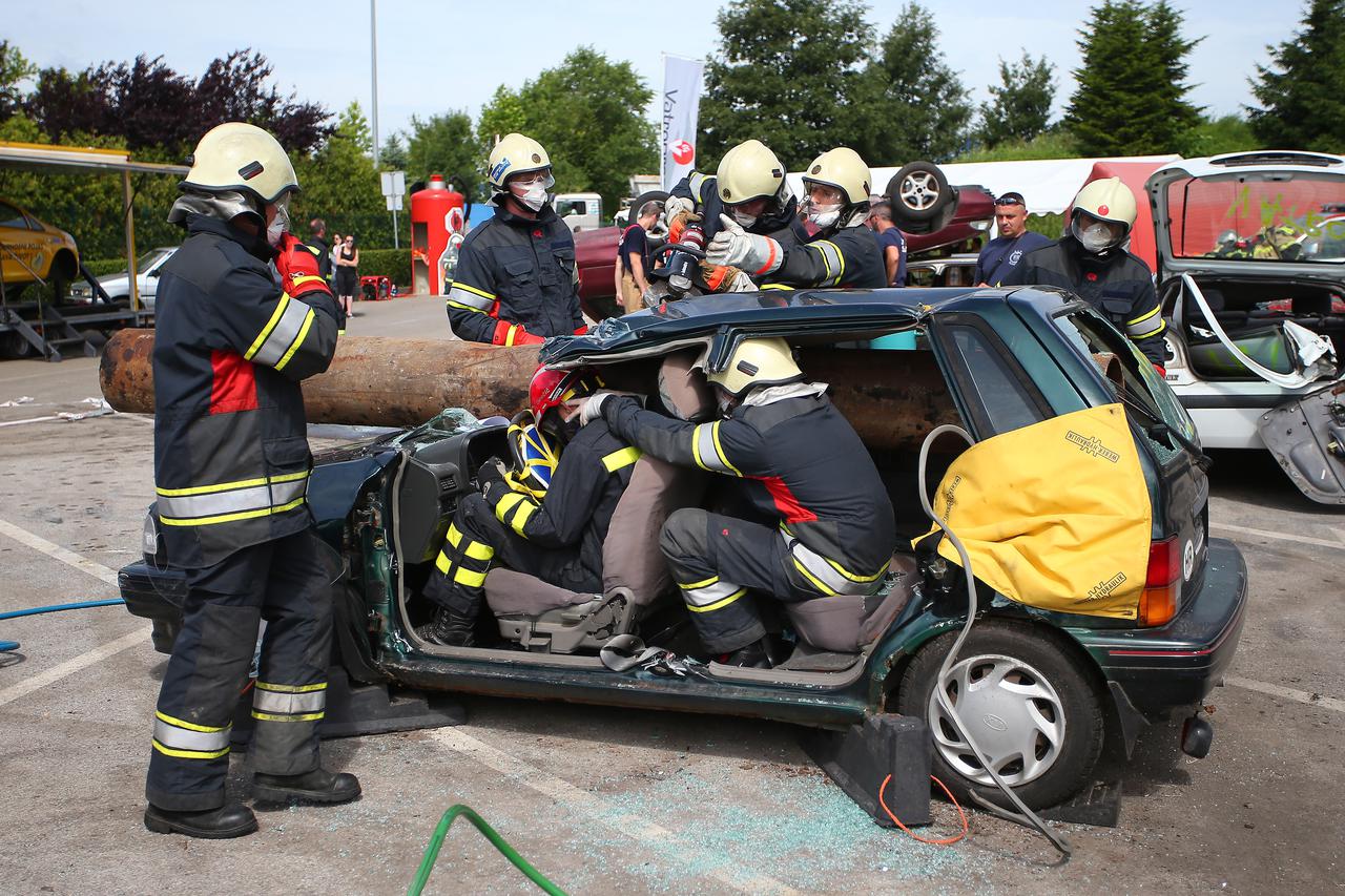 11.06.2016., Zagreb - U organizaciji Vatrogasne postrojbe Zagreb na parkiralistu tvrtke Cios odrzano je Zagreb Rescue Challenge, prvo natjecanje u spasavanju kod prometnih intervencija. Prisustvovali su mnogobrojni profesionalni i dobrovoljni vatrogasci i