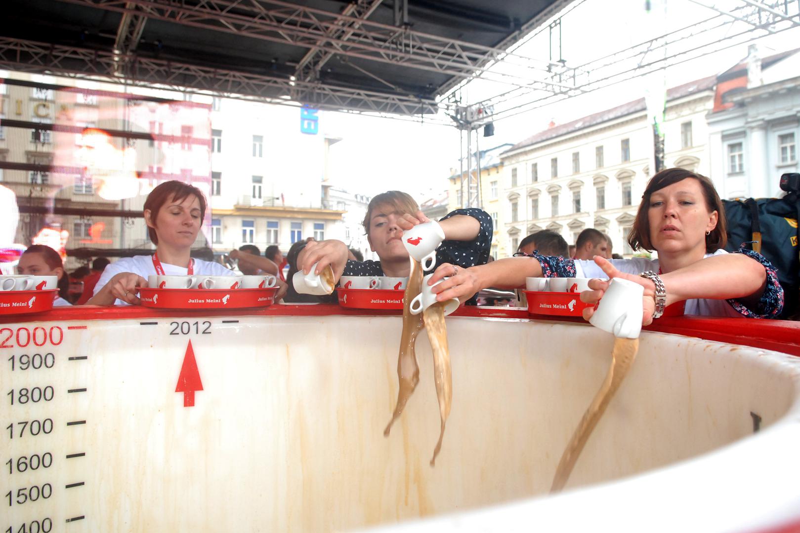 Hrvati su 2012. godine napravili najveći cappuccino na svijetu, u šalici od 2012 litara, a time su i ušli u Guinnessovu knjigu rekorda.