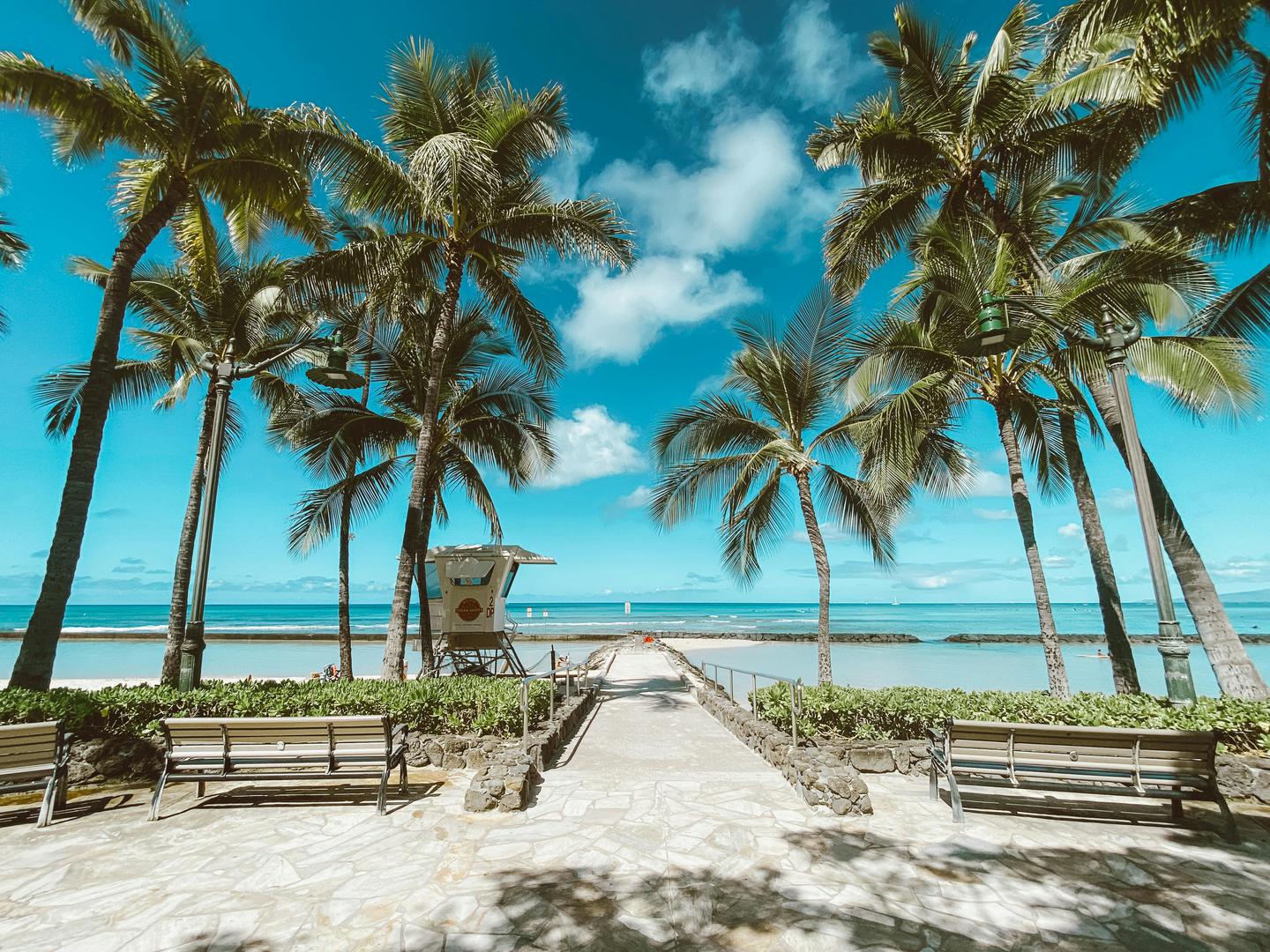 Za sportske tipove: Legendarni surfer Duke Kahanamoku naučio je ovaj vodeni sport na plaži Waikiki na južnoj obali havajskog otoka O'ahu (SAD). Njemu u čast na zapadnom kraju oko tri kilometra duge pješčane plaže podignut je brončani kip. Užurbana plaža iz snova dom je više surfera nego bilo koja druga.