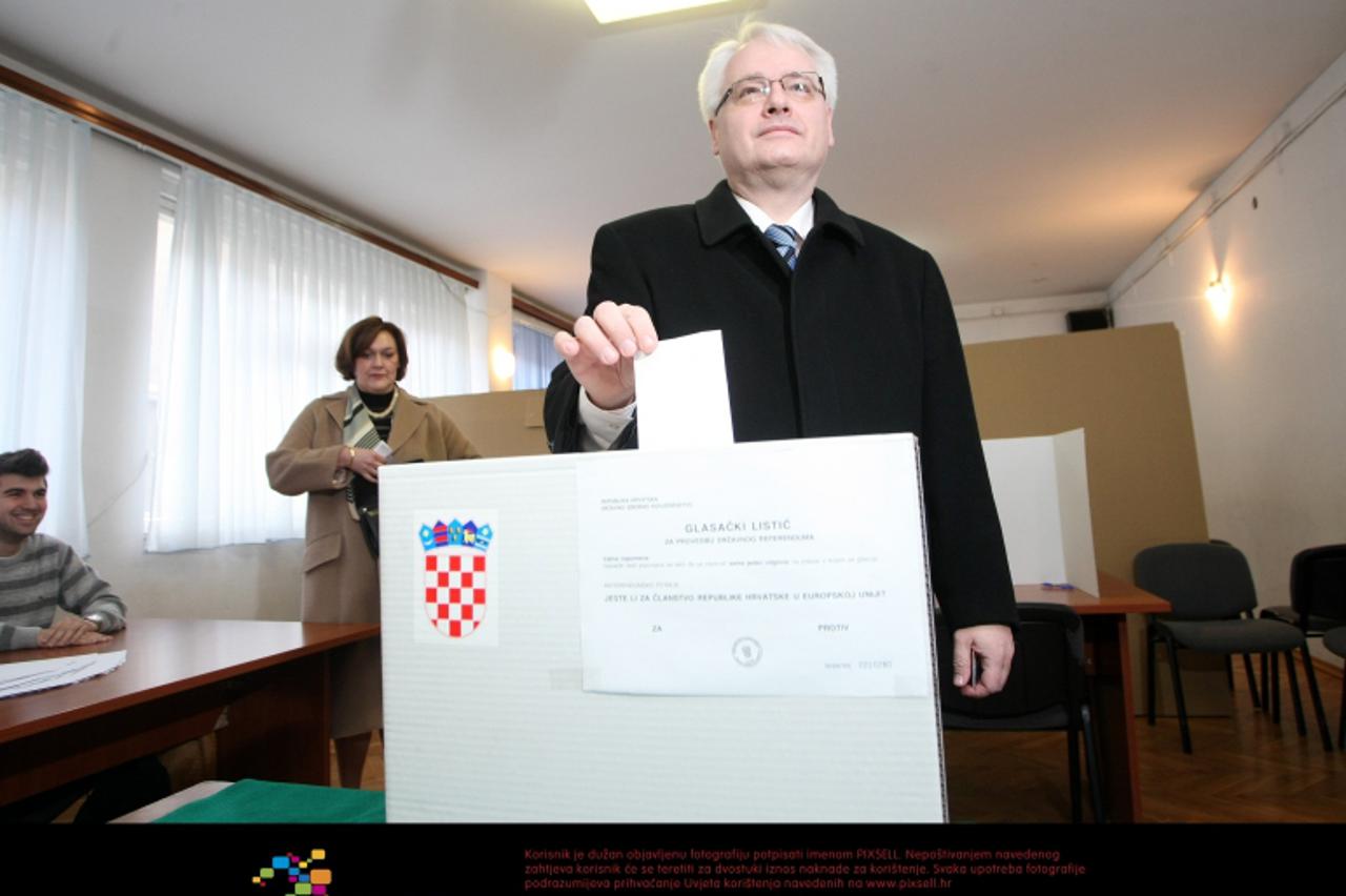 '22.01.2012. Zagreb, Hrvatska - Predsjednik RH Ivo Josipovic glasovao je na referendumu o pristupanju Hrvatske u EU. S njim je bila i njegova supruga. Photo: Petar Glebov/PIXSELL'