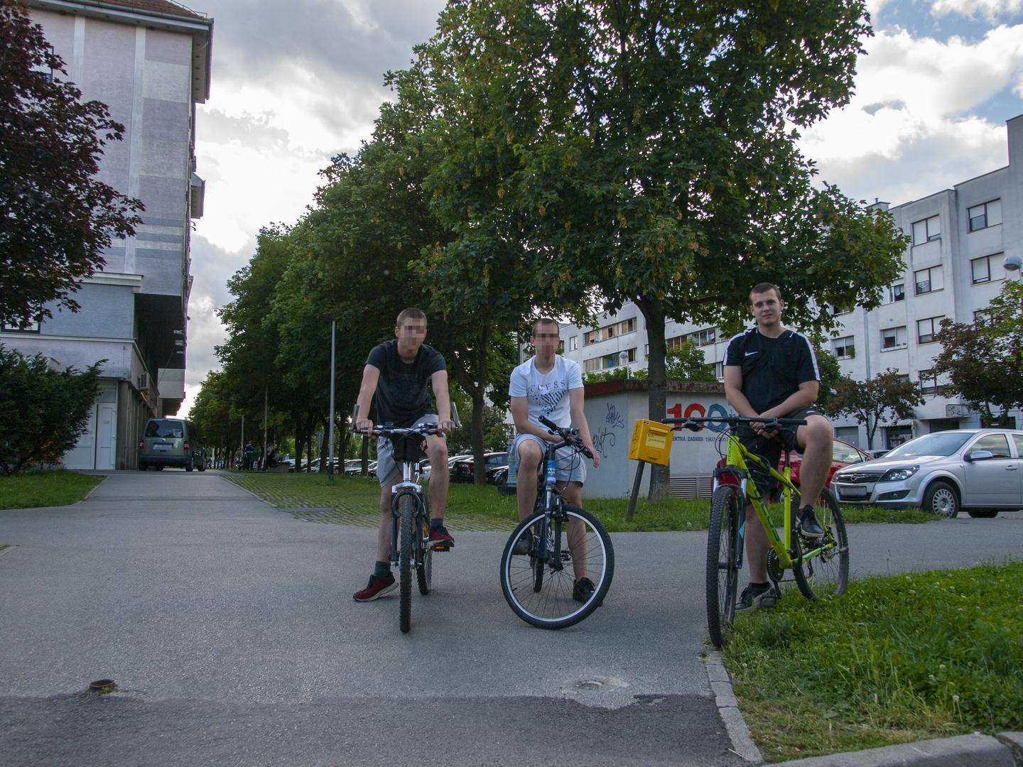 Patrik Naumovski (desno na fotografiji), u sredini je K. P. 