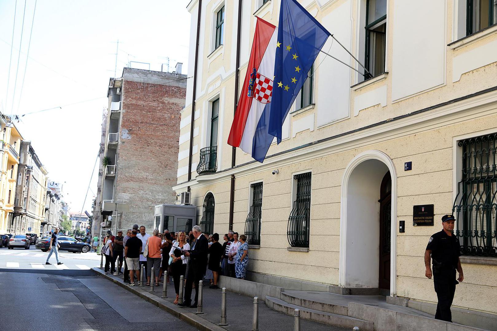 14.08.2023., Zagreb - Roditelji i clanovi obitelji navijaca Dinama uhicenih prosli tjedan u Ateni okupili su se ispred Ministarstva vanjskih poslova nakon sto su se jucer obratili za pomoc predsjedniku Vlade te puckoj pravobraniteljici. Svim hrvatskim navijacima odredjen je pritvor nakon sto su uhiceni prosli tjedan u Ateni zbog navijackih sukoba  u kojima je smrtno stradao jedan navijac AEK-a, a obitelji apeliraju na institucije da im se organizira pravicno sudjenje.  Photo: Patrik Macek/PIXSELL