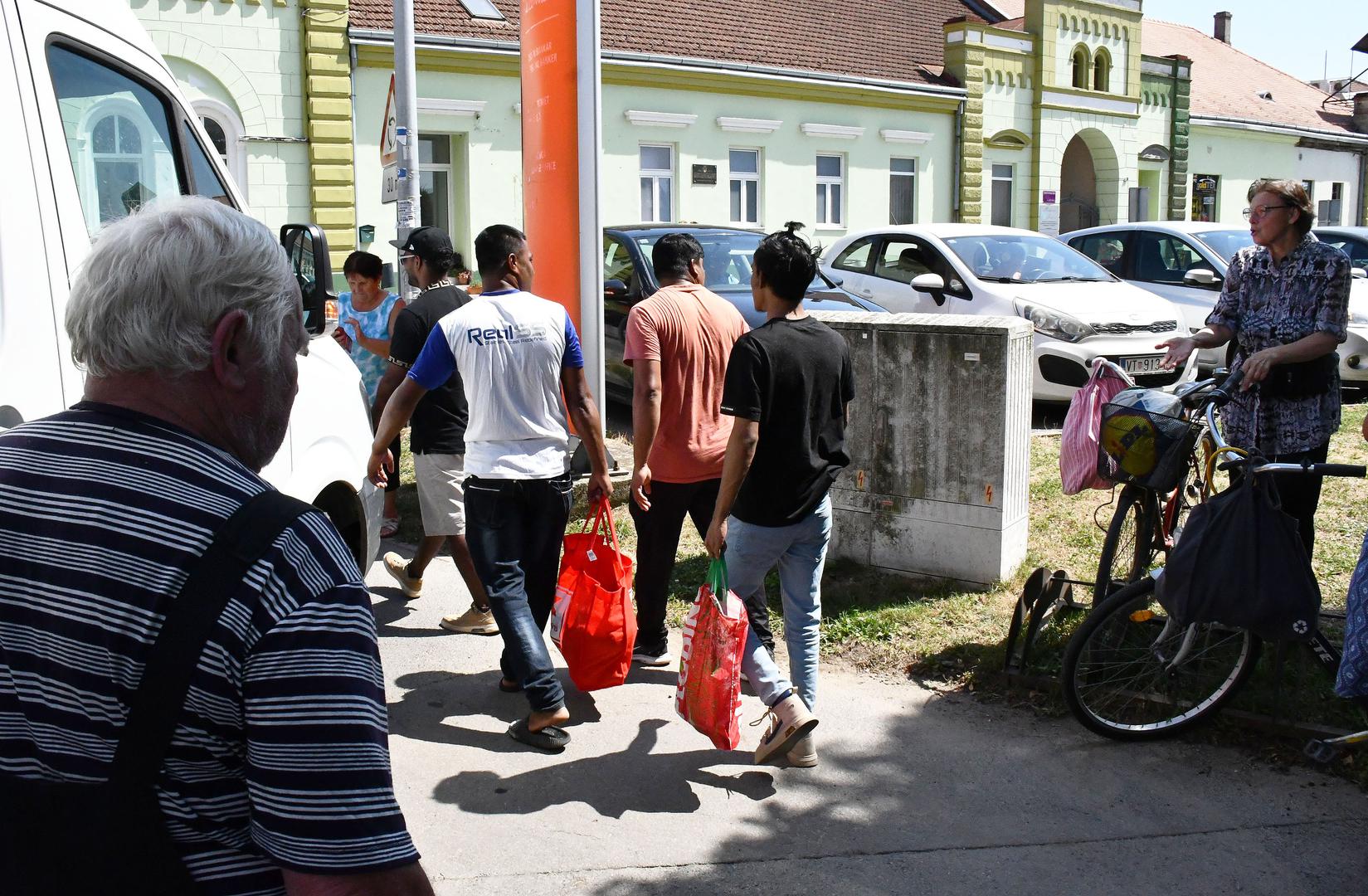 01.08.2024., Virovitica - Podravski povrtlari besplatno su od 14 sati na virovitickom Trgu kralja Tomislava dijelili povrce zainteresiranim gradjanima u znak protesta zbog nerjesavanja problema s nelojalnom konkurencijom, odnosno privilegiranja uvoznog povrca na trzistu. Photo: Ivica Galovic/PIXSELL