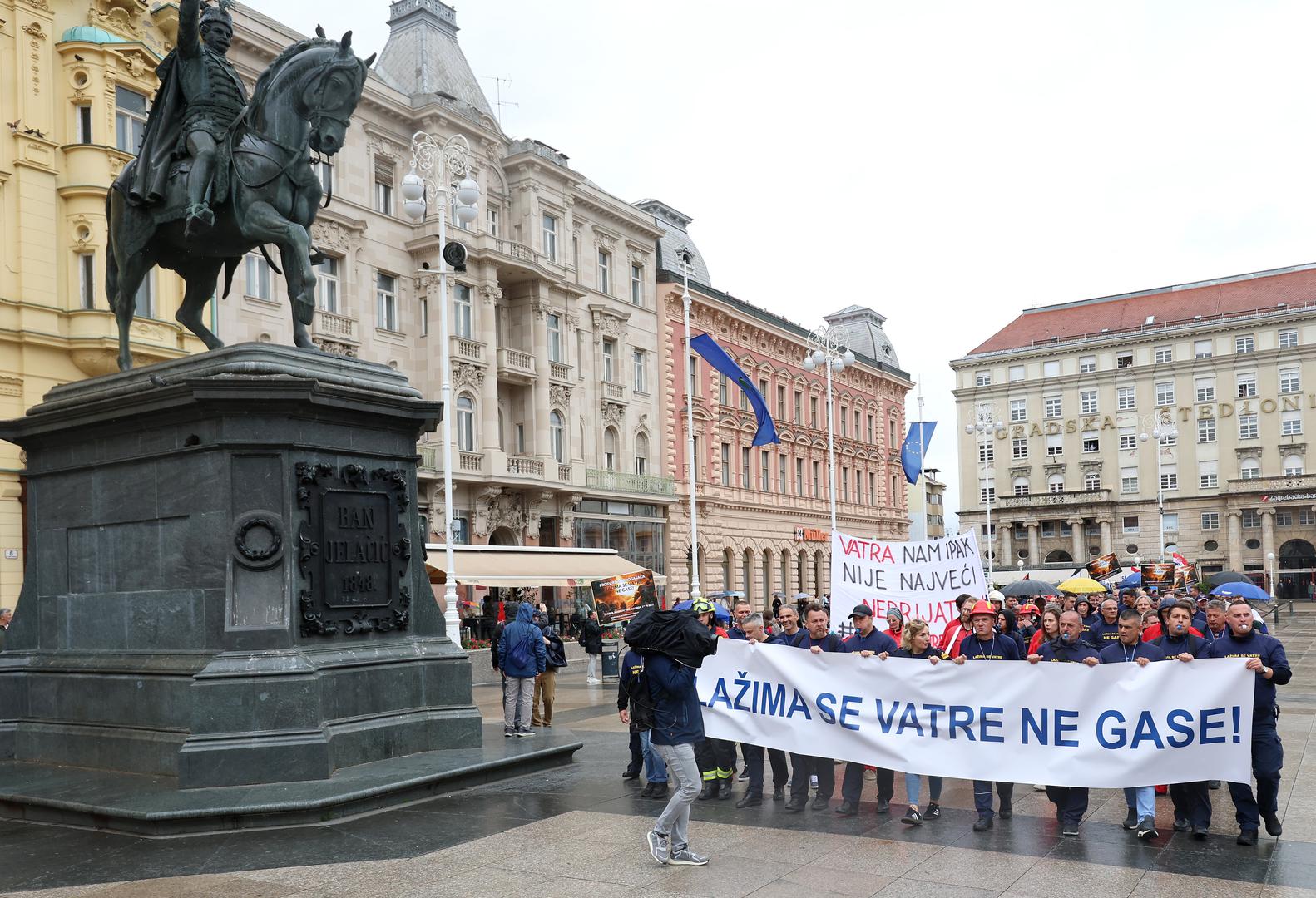 03.05.2024., Zagreb - Koordinacija sindikata i udruga profesionalnih vatrogasaca organizirala je prosvjed vatrogasaca na Trgu sv. Marka.  Photo: Sanjin Strukic/PIXSELL