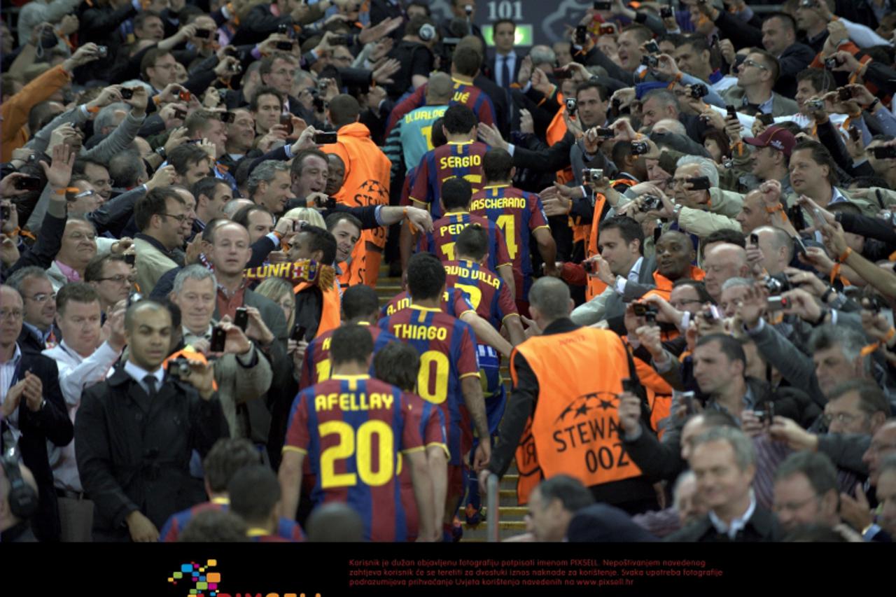 'Barcelona\'s team celebrates after winning the UEFA Champions League final between FC Barcelona and Manchester United at the Wembley Stadium, London, Britain, 28 May 2011. Photo: Soeren Stache/DPA/PI