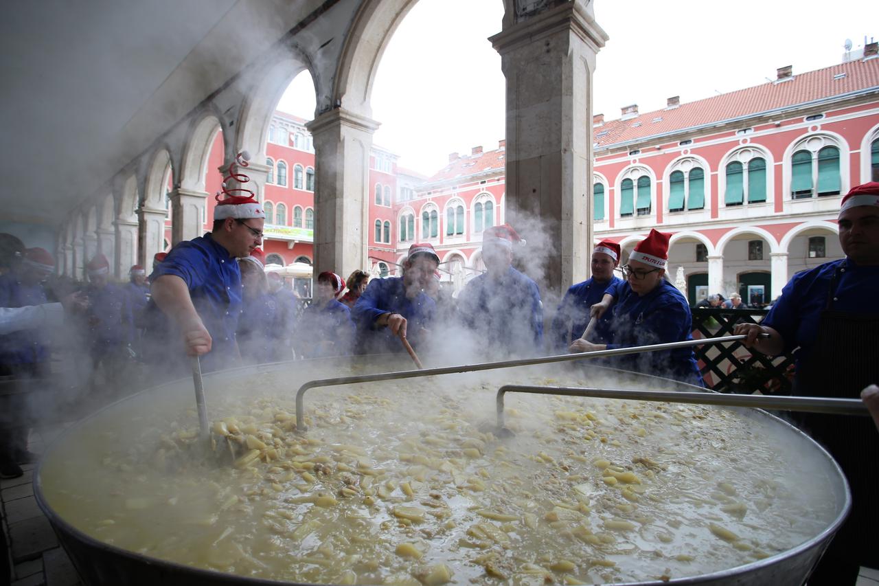 U Splitu podijeljeno 5000 porcija bakalara