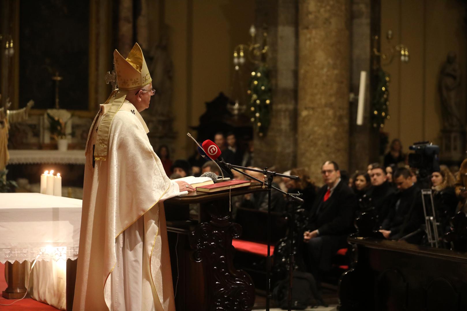 3. Gelazijev sakramentar koji se tradicionalno pripisuje sv. papi Gelaziju, spominje pet nedjelja došašća, a papa Grgur VII. smanjio je broj nedjelja s pet na četiri.