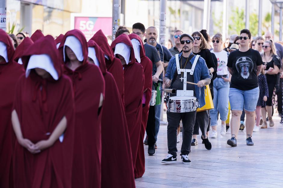 Prosvjed pod nazivom "Dosta! Uništavanja javnog zdravstva i zanemarivanja zdravlja žena!" održan u Splitu