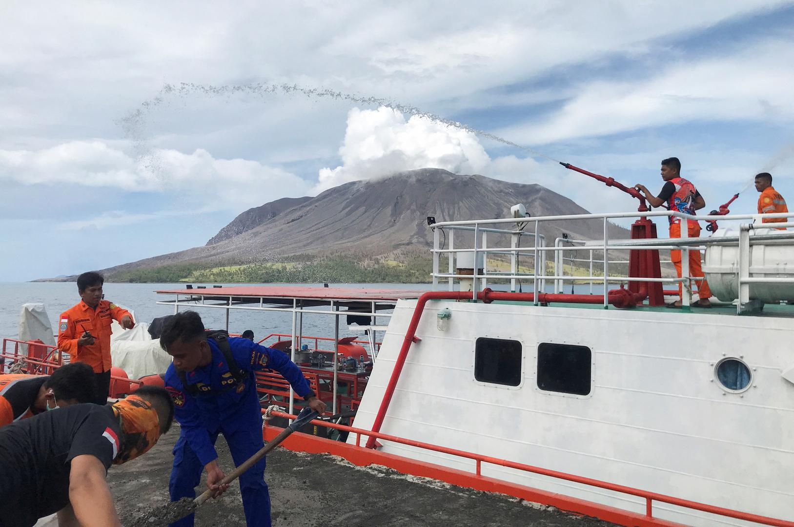 Centar za vulkanologiju i ublažavanje posljedica geoloških opasnosti Indonezije (PVMBG) objavio je najveću razinu uzbune nakon jutrašnje erupcije te pozvao ljude da se ne približavaju vulkanu, prema mrežnim stranicama Centra.