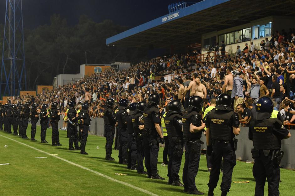 Šibenik: Bakljada na Šubićevcu, na teren utrčao i navijač