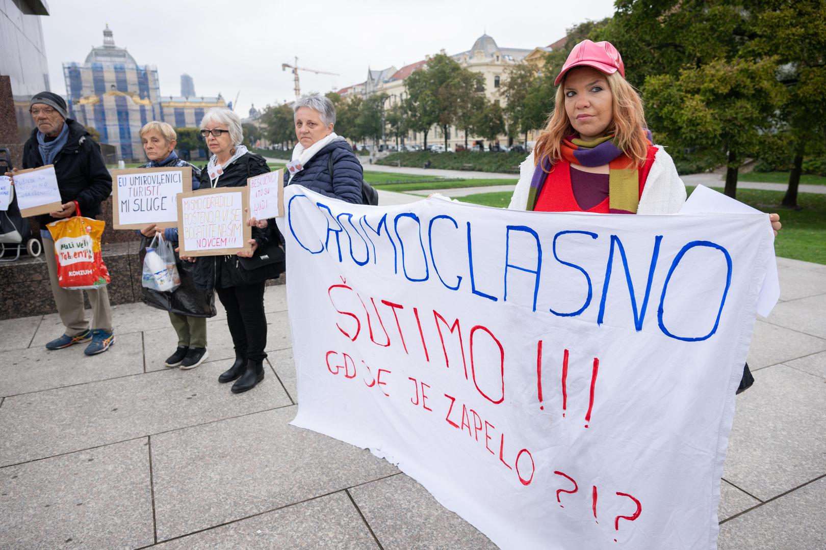 Zagrepčani su se tako u 14 sati okupili ispred spomenika kralju Tomislavu, a prosvjed se održao pod sloganom "Klupa nije krevet, ulica nije dnevni boravak, gdje je zapelo?". 