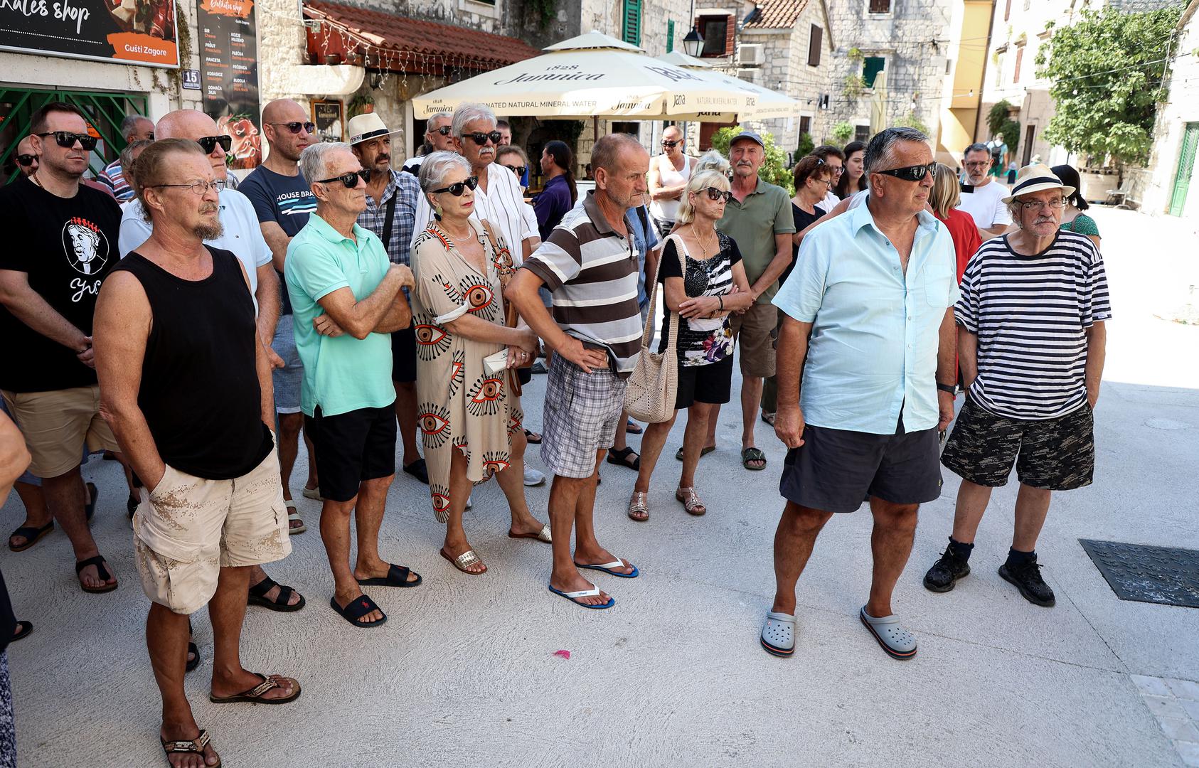 04.09.2024.,Kastel Luksic - Centar mjesta njihov trg takozvano Brce dobilo je novi sjaj i to betonski proti svega se mjestani obliznjih kamenih kuca bune. Mjestani moraju zvat konzervatore za svaku promjenu na vlastitoj kuci a onda im drzava unisti okucnicu. Photo: Ivana Ivanovic/PIXSELL