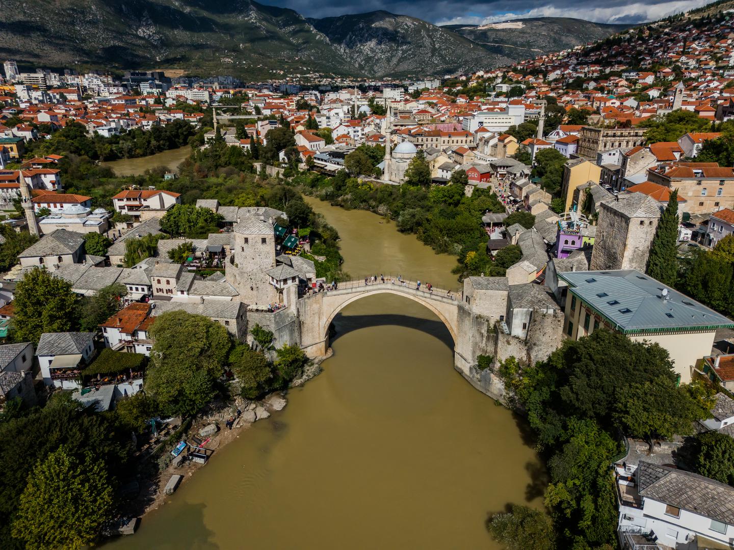 Tone otpada plutaju Neretvom nakon razornih poplava u BiH koje su odnijele 20-ak života, a ostavile bez krova nad glavom brojne obitelji. 