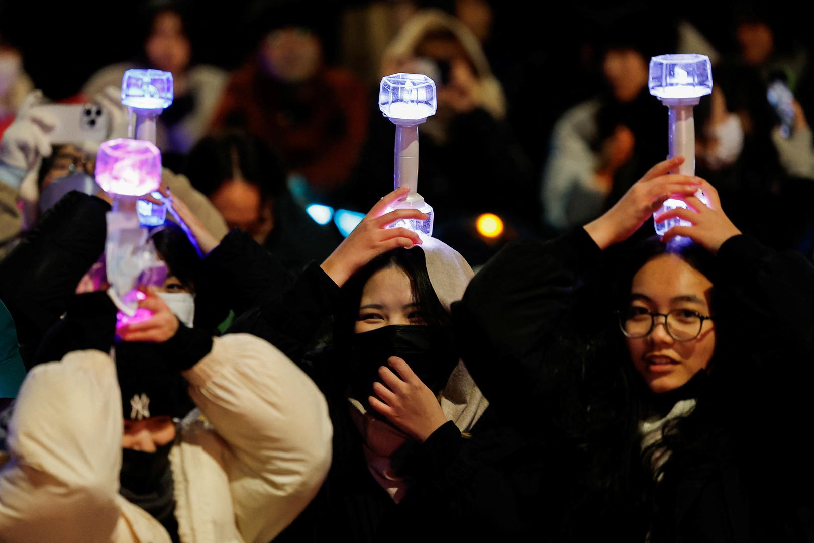 Protesters holding K-pop idol sticks attend a rally calling for the impeachment of South Korean President Yoon Suk Yeol, who declared martial law, which was reversed hours later, near the National Assembly in Seoul, South Korea, December 8, 2024. REUTERS/Kim Kyung-Hoon Photo: KIM KYUNG-HOON/REUTERS