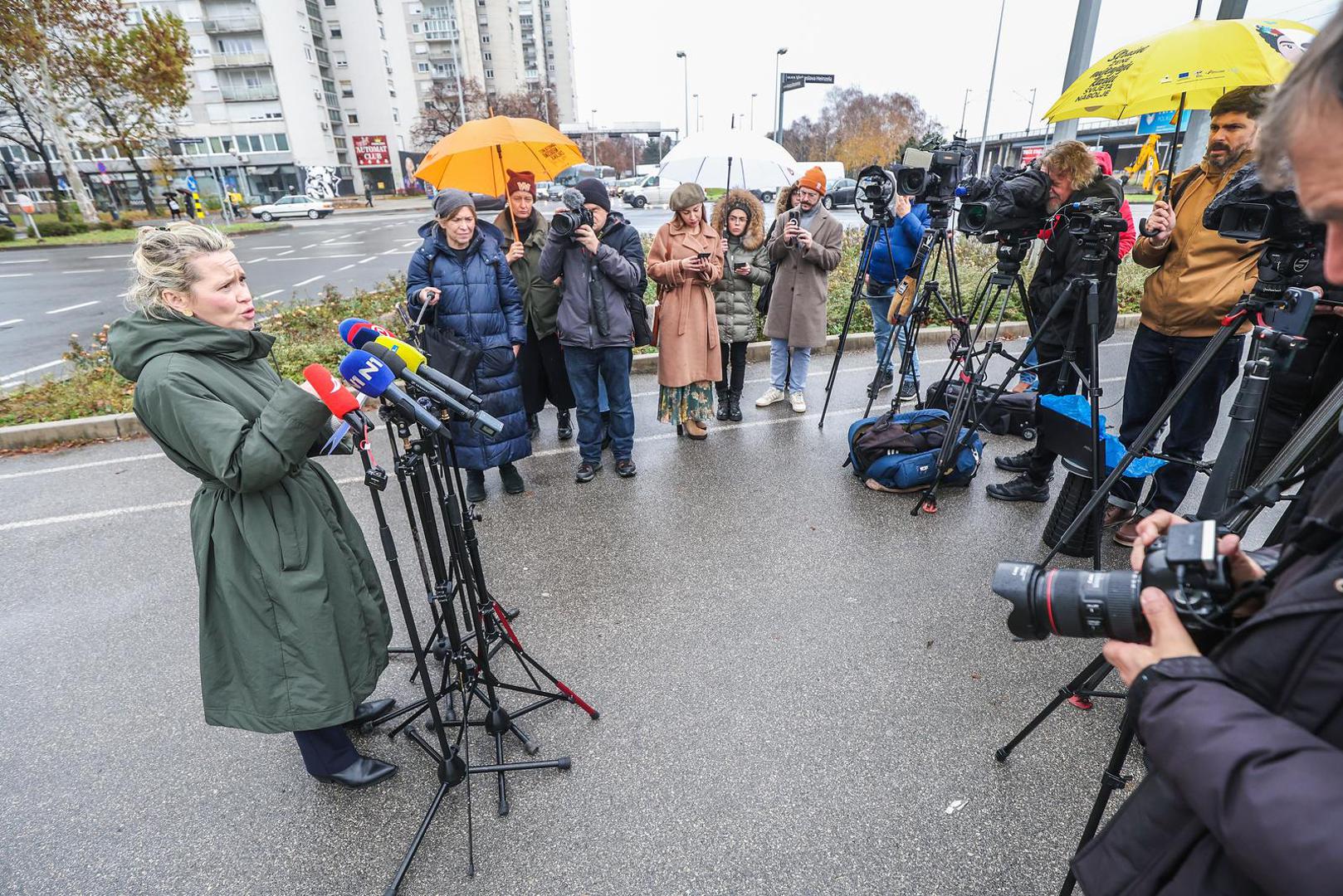 "Među dobitnicima je privatizacije zdravstva i Dragan Primorac koji je u 10 godina, od 2013. do 2023., od HZZO-a dobio 3,6 milijuna eura", istaknula je Kekin na konferenciji za novinare koju je na temu privatizacije zdravstva održala u ispred Primorčeve poliklinike Svete Katarine.  Ipak, najviše se pričalo o susretu njenog supruga Mile Kekina i Nikice Jelavića.  