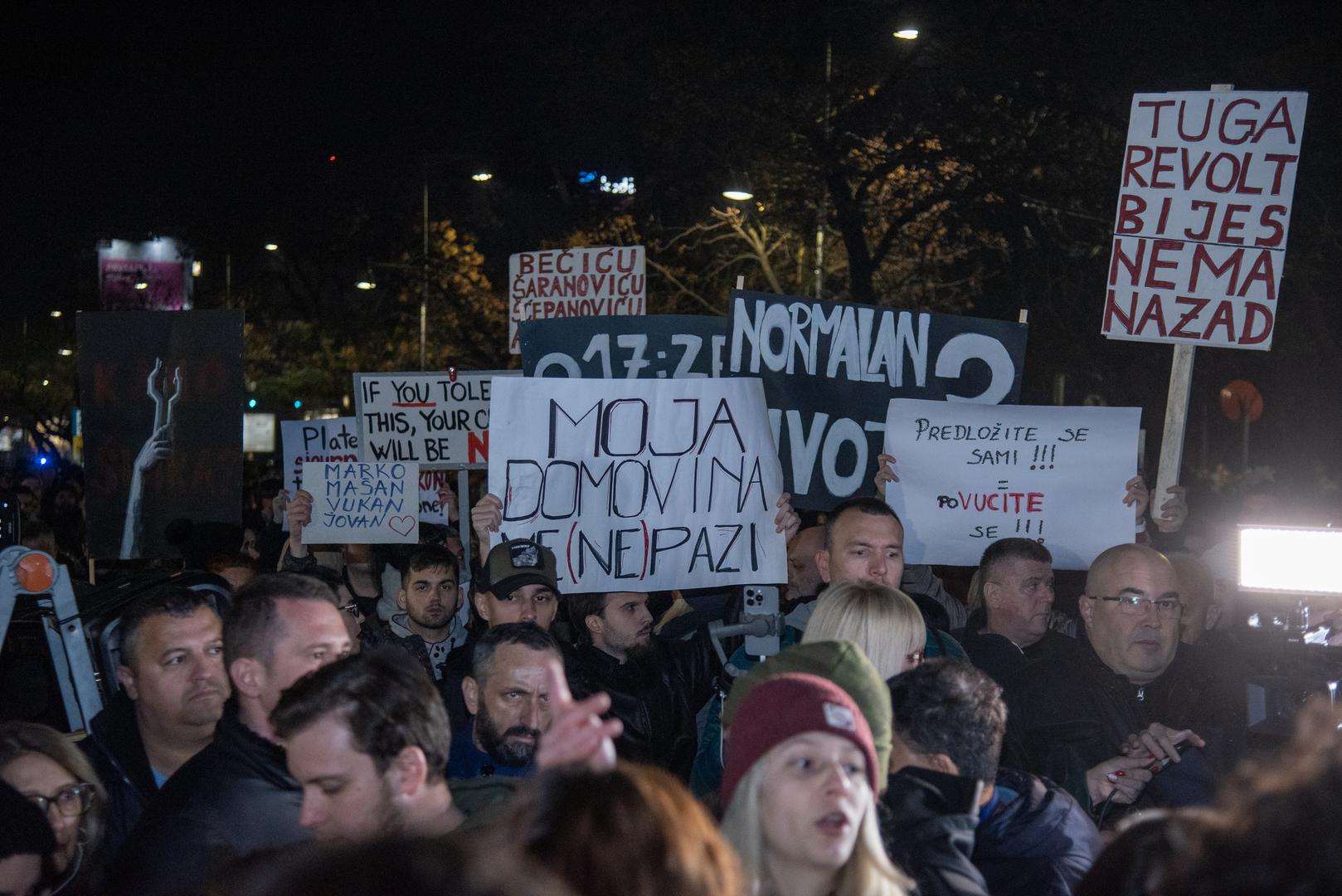 Prosvjednici su također uzvikivali "Ubojice", "ostavke", "ruke su vam krvave", "vi ste ti koji nas trebaju štititi – niste uspjeli u tome i zato trebate dati ostavke".