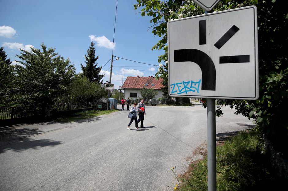 Gajnice, križanje ulice Karažnik s ulicama Dolec i Kostanjek