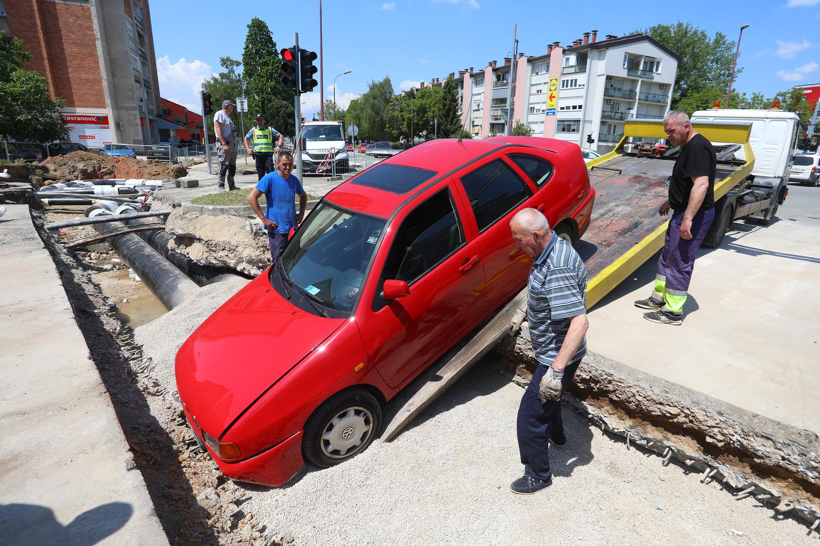 23.05.2023., Karlovac - Na uglu Senjske i Smiciklasove ulice  danas oko 13 sati stariji vozac ne postujuci zabranu prolaska usao je na gradiliste i osobnim automobilom uletio u prokopani jarak. 
 Photo: Kristina Stedul Fabac/PIXSELL