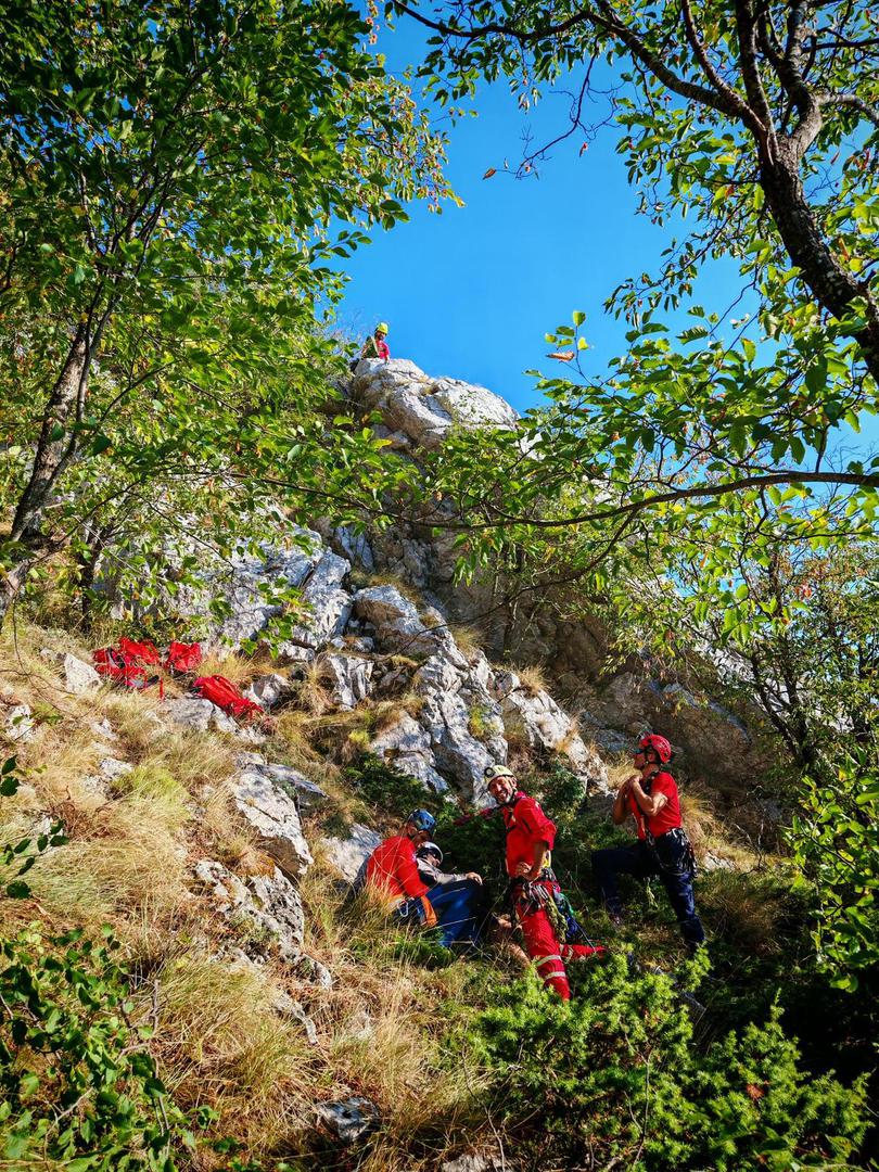 Jučer oko 15 sati Hrvatska gorska služba spašavanja (HGSS) iz Makarske zaprimila je dojavu o nesreći paraglajdera na planini Biokovo.

