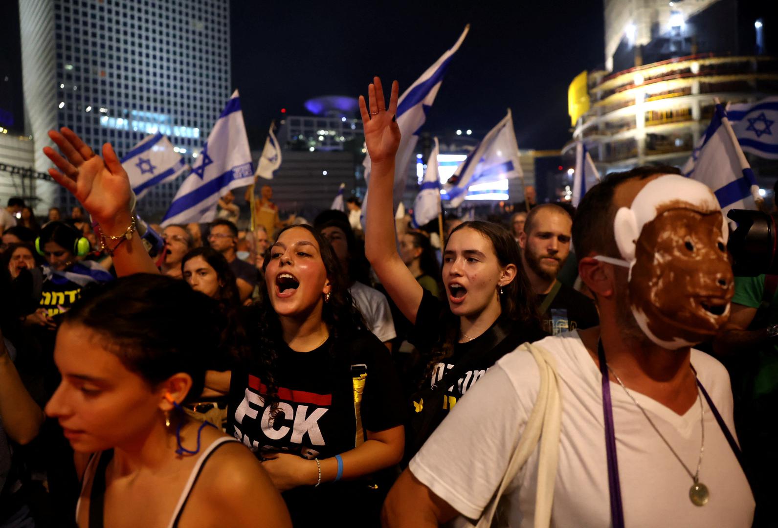 Israelis demonstrate after Israeli Prime Minister Benjamin Netanyahu sacked his defense minister, Yoav Gallant, citing lack of trust, in Tel Aviv, Israel November 5, 2024. REUTERS/Thomas Peter Photo: Thomas Peter/REUTERS