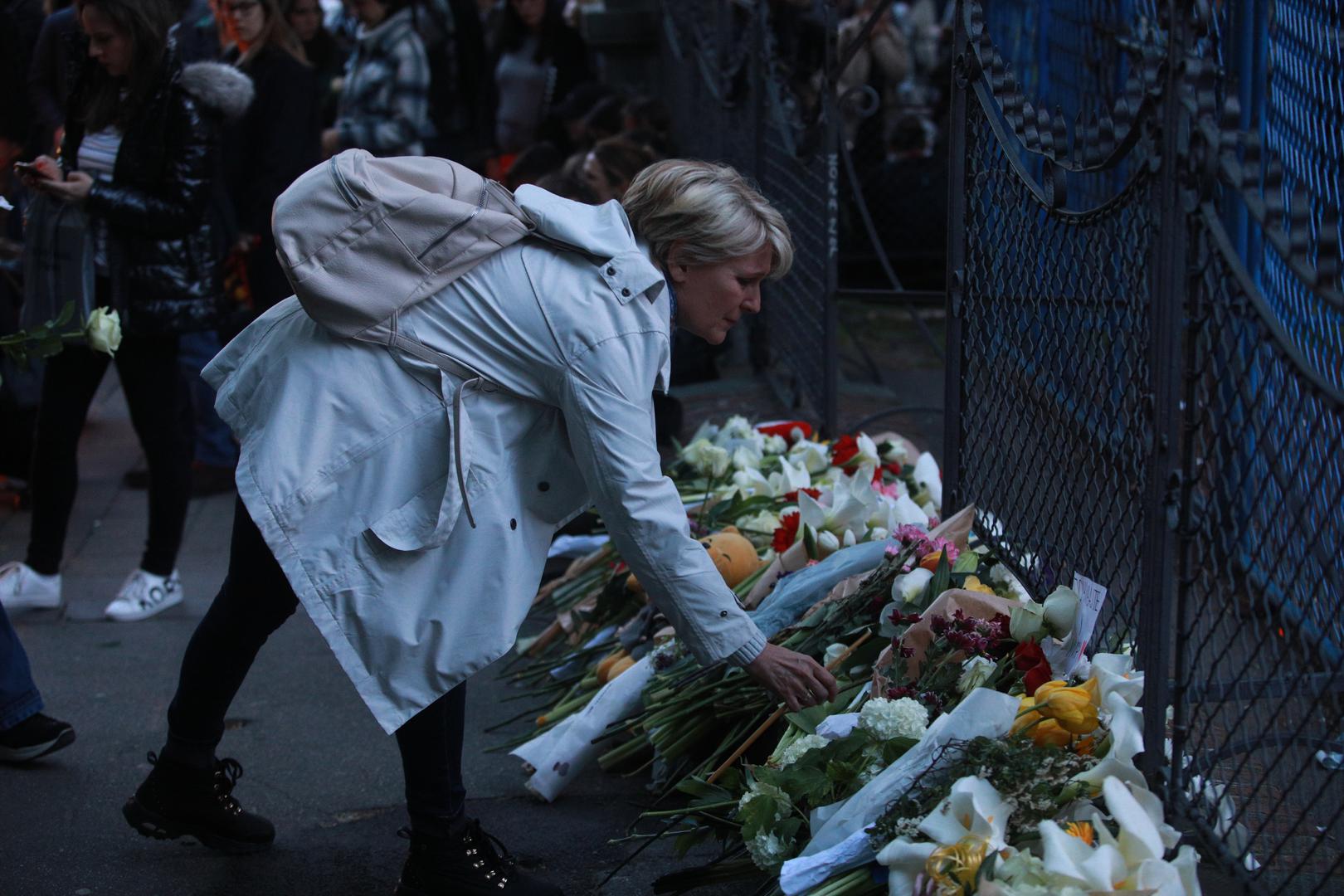 03, May, 2023, Belgrade - Citizens lay flowers and light candles in front of the "Vladislav Ribnikar" Elementary School, where a tragedy occurred this morning when a seventh-grade student killed eight students and a security guard. Photo: Milos Tesic/ATAImages

03, maj, 2023, Beograd - Gradjani polazu cvece i pale svece ispred Osnovne skole "Vladislav Ribnikar” gde se jutros desila tragedija kada je ucenik sedmog razreda ubio osam ucenika i radnika obezbedjena. Photo: Milos Tesic/ATAImages Photo: Milos Tesic/ATAImages/PIXSELL