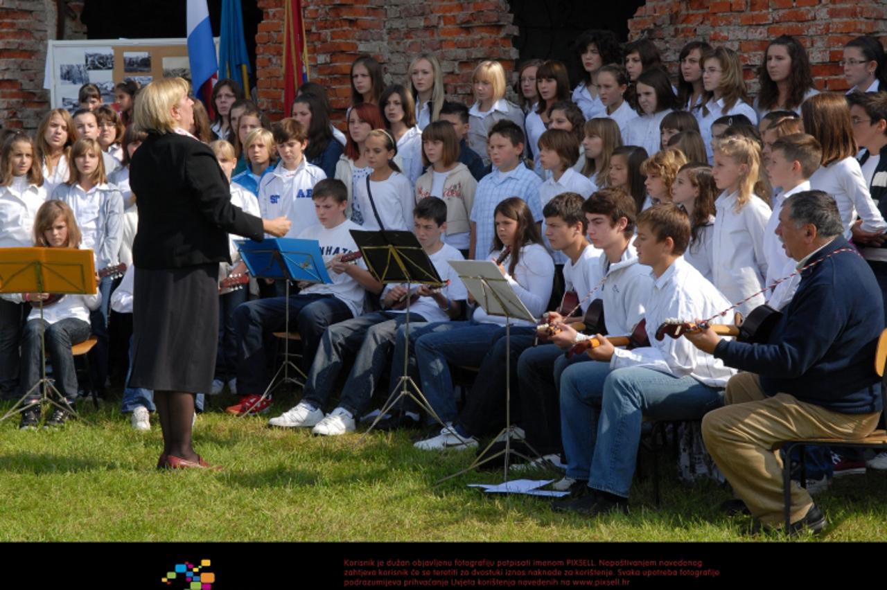 '04.10.2010., Karlovac - Obiljezena 19. obljetnica od prvog napada na Turanj. Ucenici, udurge, predstavnici grada Karlovca i Karlovacke zupanije polozili su vijence kod sredisnjeg spomenika na Turnju.