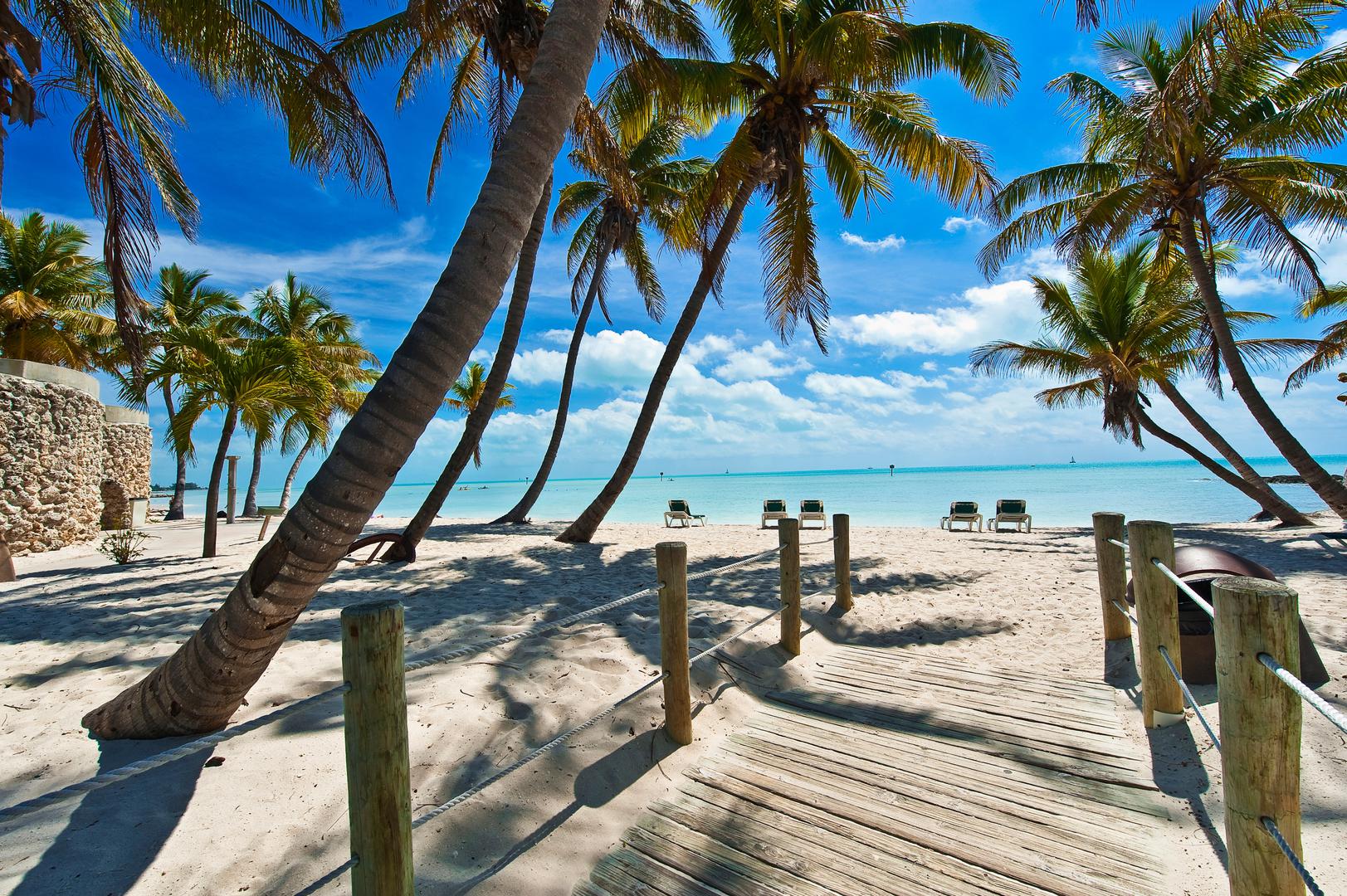 Key West, Florida: Grad Key West na Floridi izglasao je zabranu prodaje štetnih krema za sunčanje 2019. kako bi zaštitio svoje grebene. U kontroverznom potezu, guverner Floride ukinuo je zabranu 2020. godine, čime je postala neslužbena. Unatoč tome, Key West i dalje ostaje pri načelnom stavu protiv opasnih krema za sunčanje. Od javnosti se traži da vodi računa o sastojcima kreme za sunčanje i kako oni mogu utjecati na okoliš.