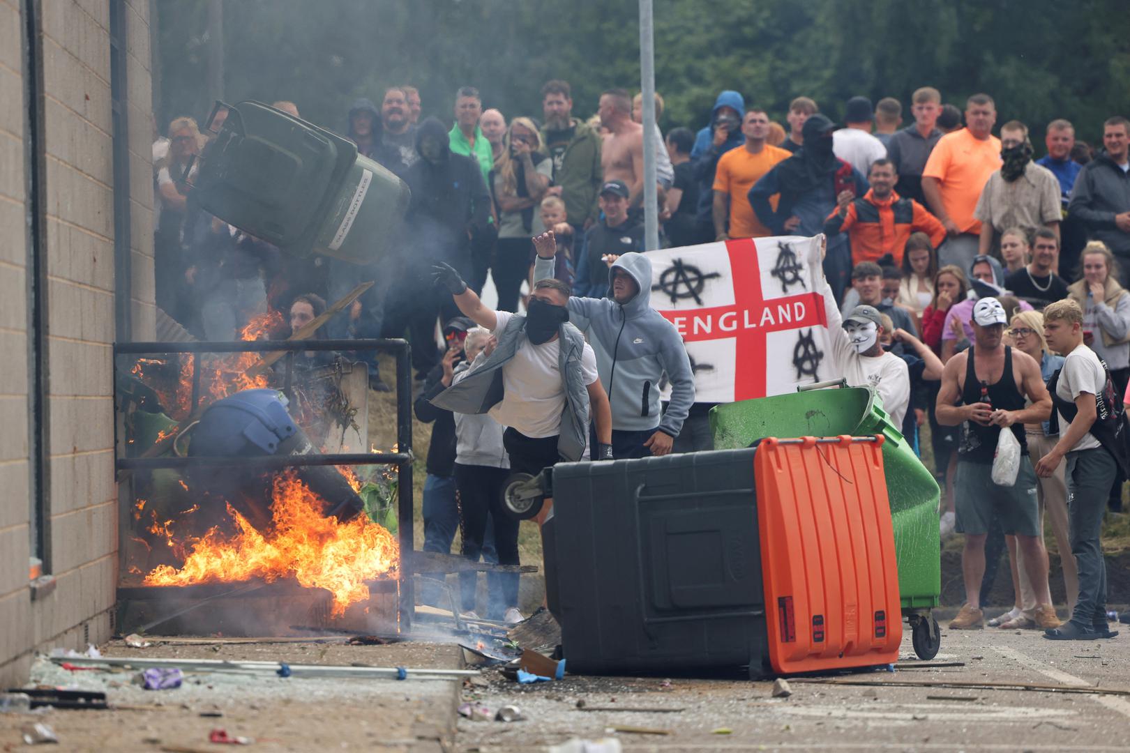 U nedjelju su se u Engleskoj iznova dogodili sukobi između policije i nasilnika, koji su napali hotele u kojima borave tražitelji azila. Policija je pojačala broj uhićenja i osudila razmjere nasilja, koje je opisano kao "šokantno".