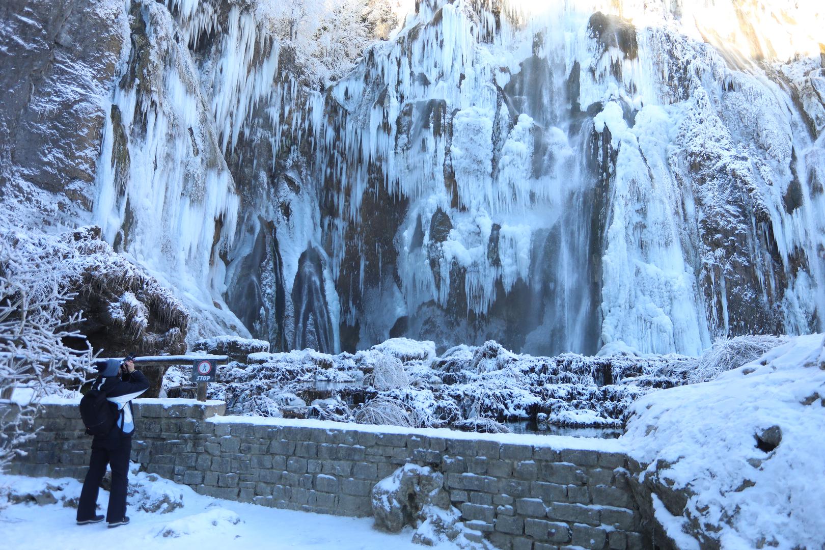 13.01.2024., Plitvicka jezera - Snijeg i debeli minusi zaledili su slapove na Plitvickim jezerima koji mame uzdahe brojnih posjetitelja. Photo: Kristina Stedul Fabac/PIXSELL