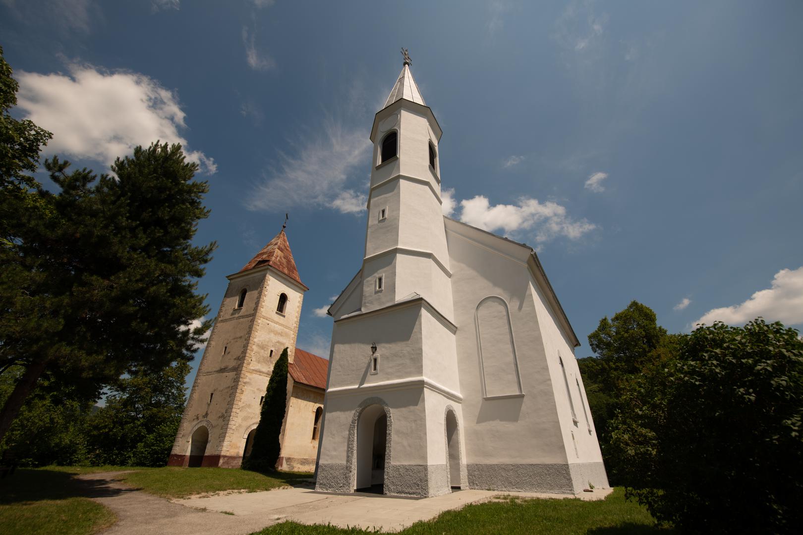 Grkokatolička crkva sv. Petra i Pavla i rimokatolička kapela Uznesenja Blažene Djevice Marije u Sošicama najslikovitije su kulturno obilježje Žumberka