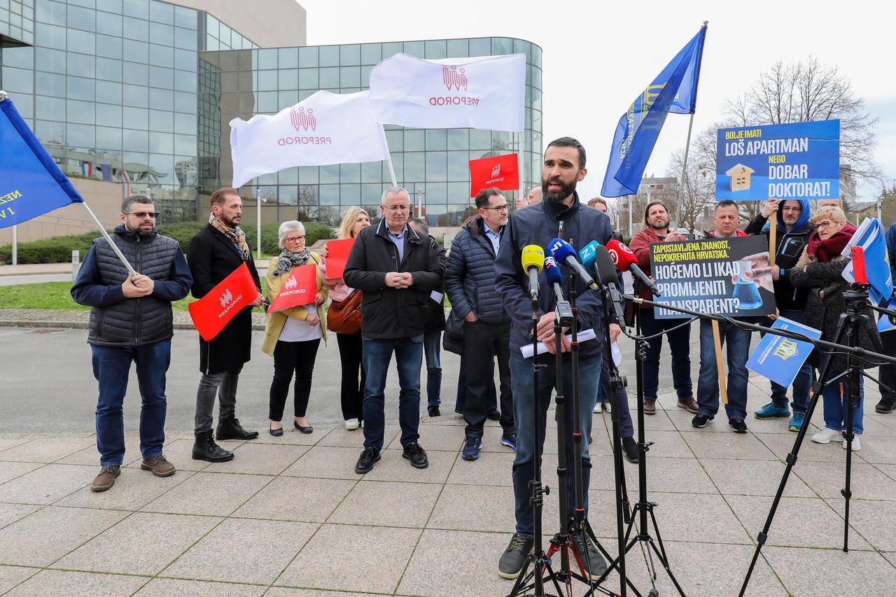 Zagreb: Konferencija za medije sindikata ispred Nacionalne i sveučilišne knjižnice