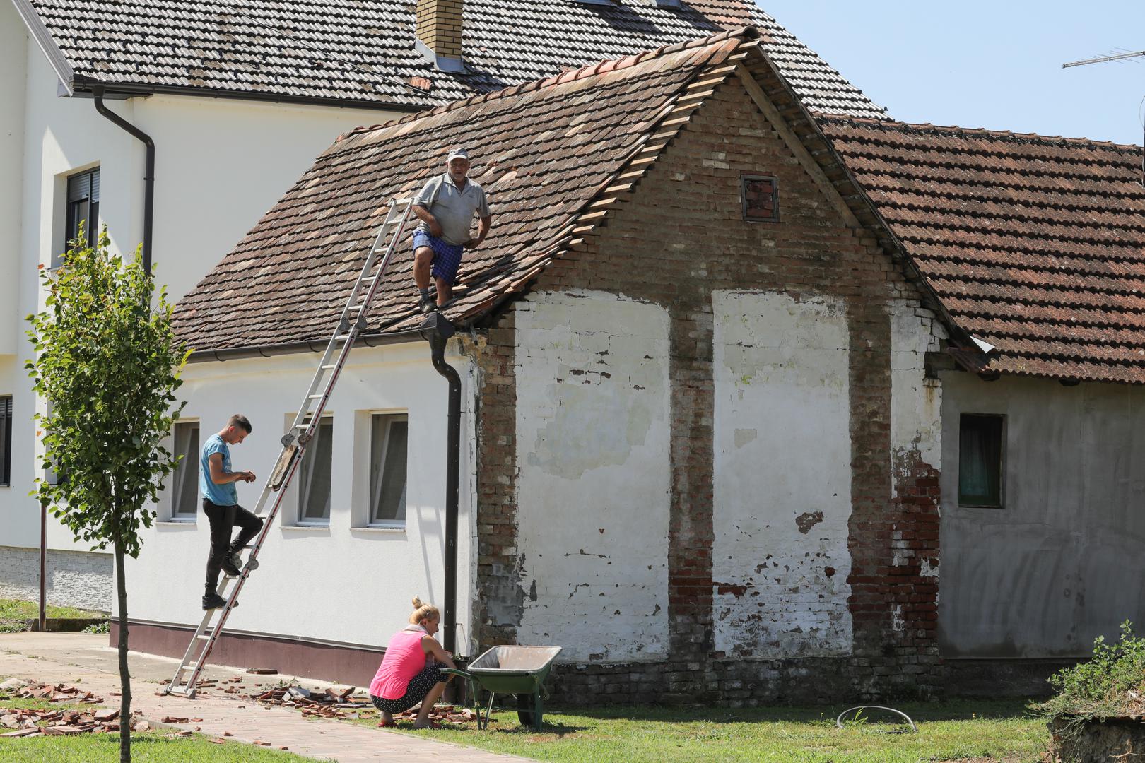 20.07.2023., Vinkovci - Gradiste, Andrijasevci i Cerna slavonska sela koja su jako strradala od posljednjeg olujnog nevremena. Stanovnici pokusavaju sanirati stetu. Photo: Dubravka Petric/PIXSELL