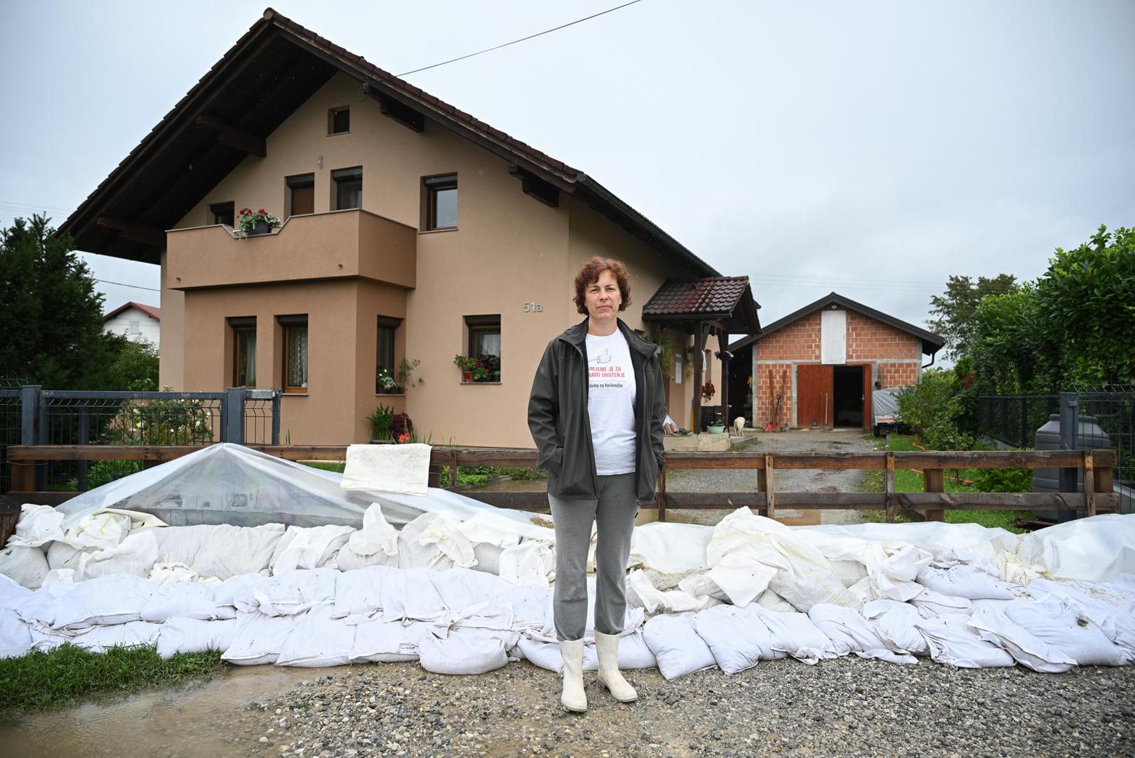 06.08.2023., Javorje - Kuca obitelji Ferencak jucer je bila u opasnosti od poplavljivanja zbog visokog vodostaja rijeke Save i vodenog vala koji je prosao kroz Hrvatsku. Zahvaljujuci vrecama s pijeskom u kuci nije bilo velike stete. Anita Ferencak.
 Photo: Davor Puklavec/PIXSELL