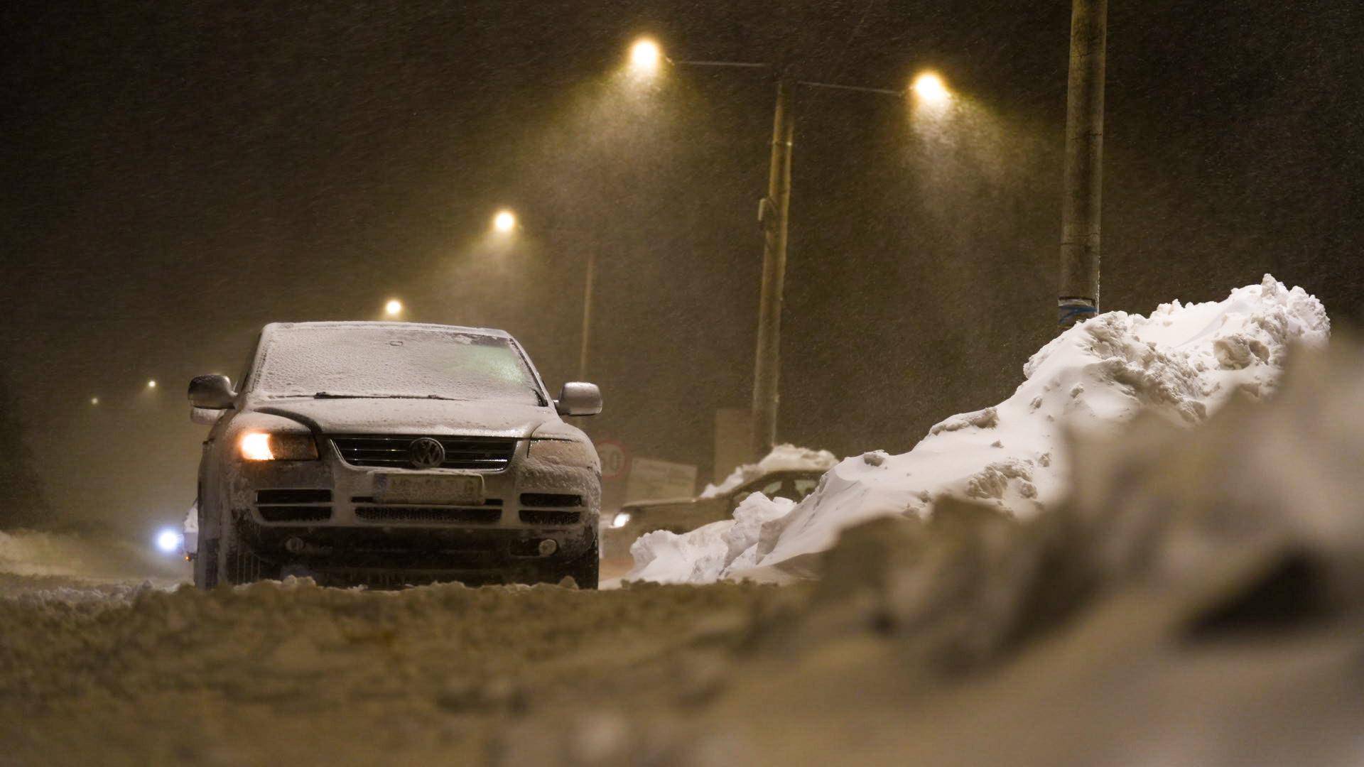 Zimski su uvjeti na pojedinim cestama u Lici, dijelu Slavonije, Dalmacije te Gorskom kotaru, uključujući autocestu A1 Zagreb-Ploče-Karamatići između čvorova Bosiljevo II i Rovanjska, državnu cestu DC1 Zagorje-Vaganac-Korenica te pojedine državne ceste na području Splitsko-dalmatinske županije, javlja HAK