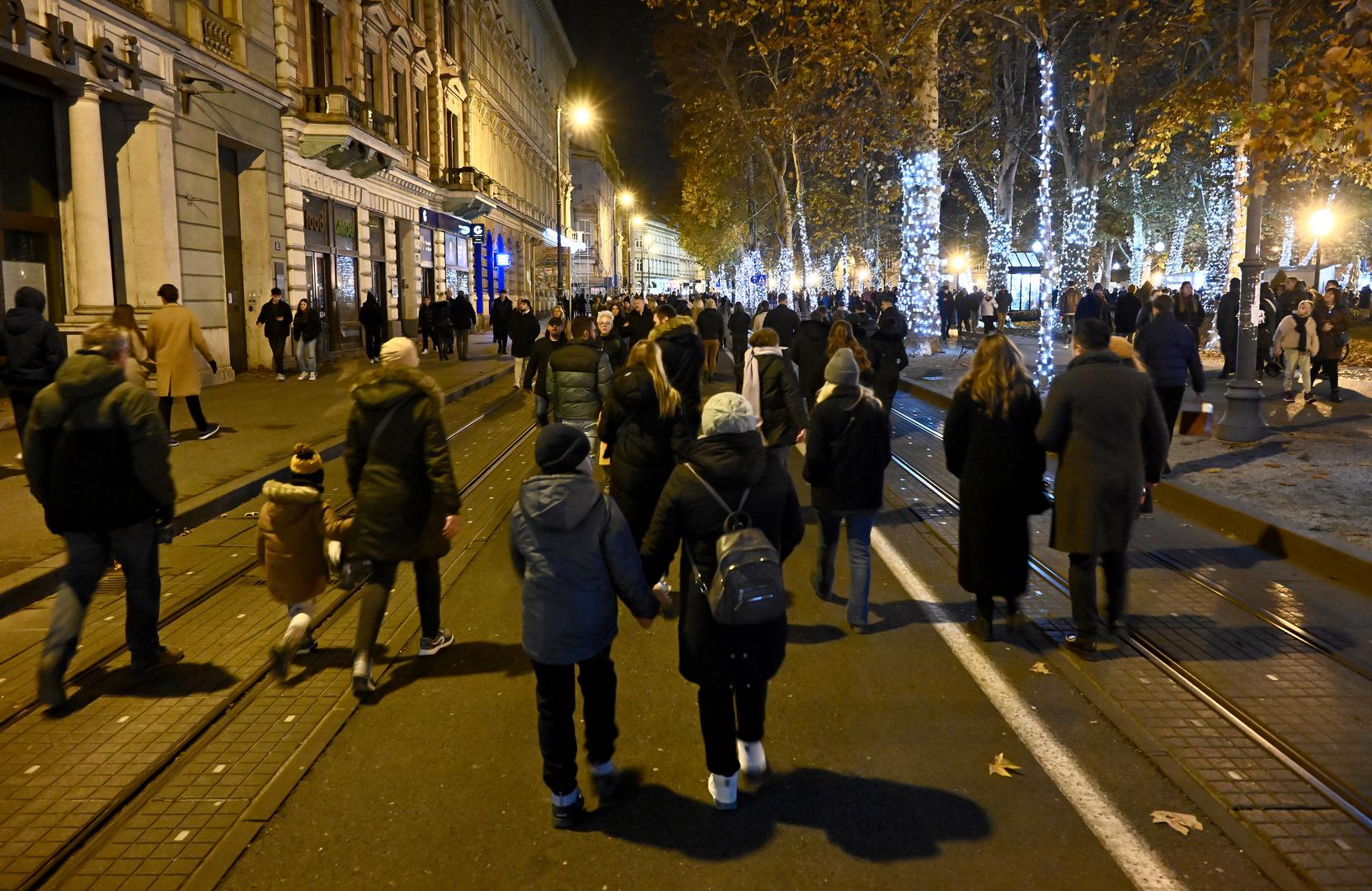 Tradicionalnim paljenjem prve adventske svijeće na Manduševcu započeo je najljepši dio godine – Advent u Zagrebu. 