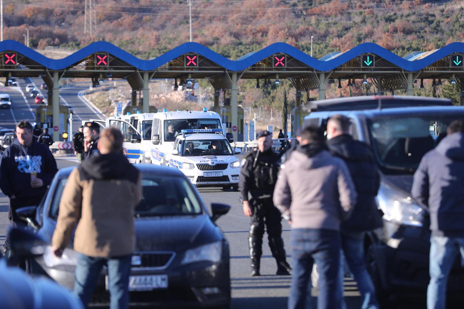 Na izlazu Dugopolje dočekala ih je policija.