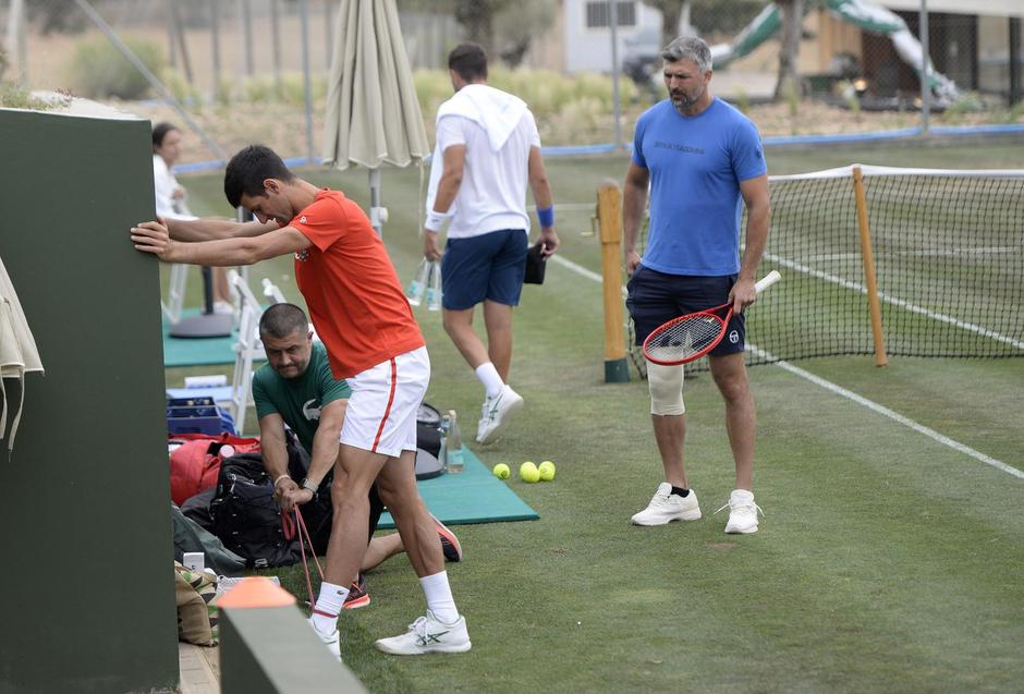 NOVAK DJOKOVIC ENTRENANDO EN LAS PISTAS DE HIERBA EN MALLORCA