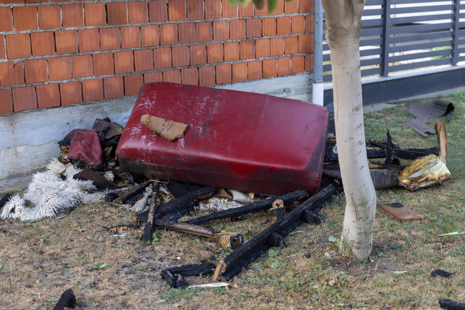 Naime, muškarac je zapalio kuću svojih roditelja i kuću koju je njegov otac naslijedio od svojih roditelja, a u kojoj je živio brat počinitelja. Mještani su za muškarca rekli kako je ranije radio u špediciji ali i da je poslije razvoda počeo imati zdravstvenih problema radi kojih je, kako kažu, trebao biti i u bolnici.