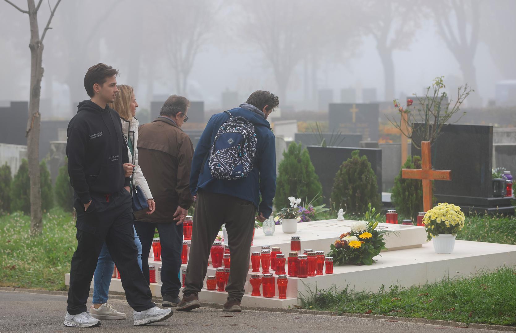 Zagrebačka groblja Mirogoj, Miroševac i Markovo polje od ranog jutra obilaze brojni građani.