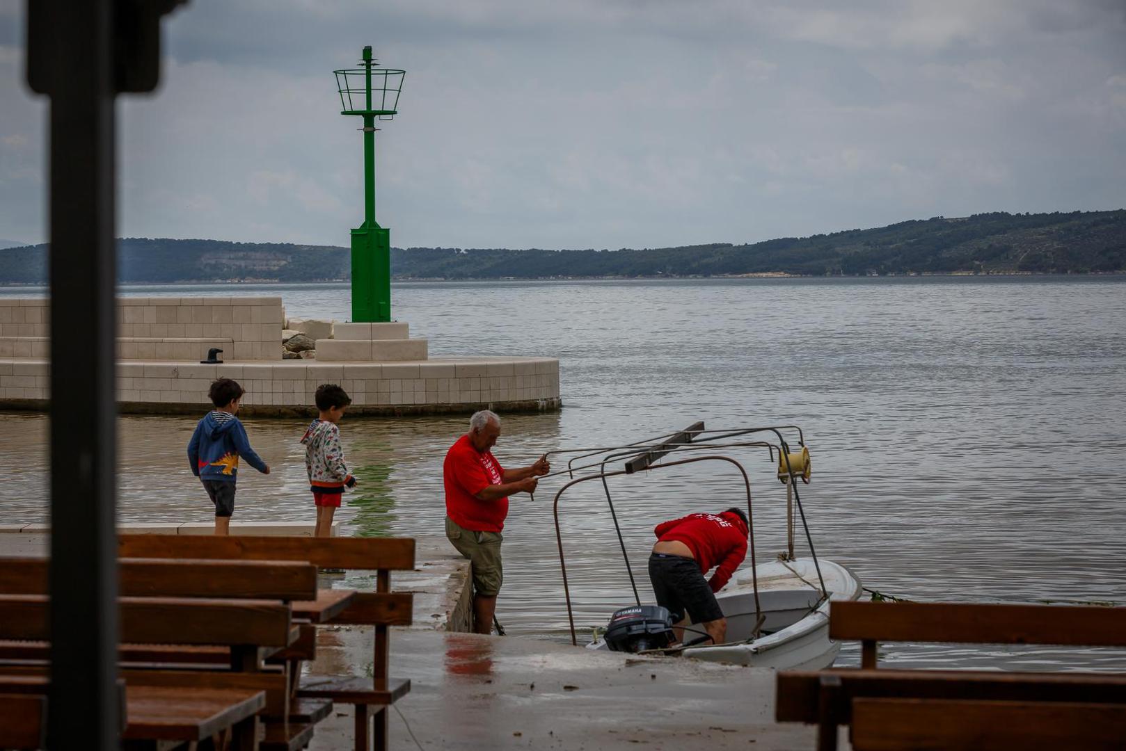 30.05.2022., Kastela - Tijekom jutra sire trogirsko i kastelansko podrucje zahvatilo je olujno nevrijeme s obilnom kisom, te su mnoge kuce i poslovni prostori poplavljeni.

 Photo: Zvonimir Barisin/PIXSELL