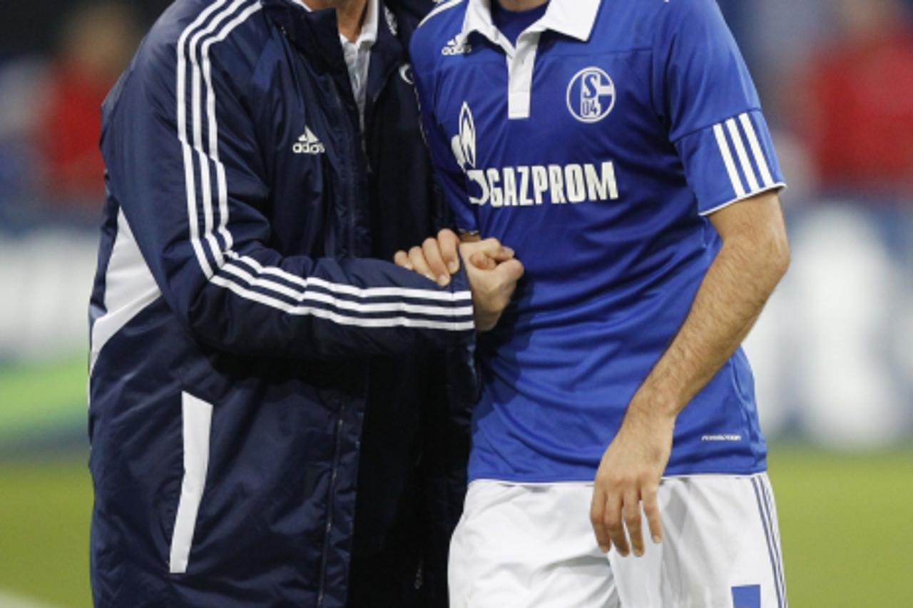 'Huub Stevens, Raul,, beide S04,    Gelsenkirchen, 04.12.2011, 1.Fussball Bundesliga, Saison 11/12, FC Schalke 04 - FC Augsburg, Foto: APF  Veroeffentlichung nur gegen Honorar, zahlbar an -  APF - Age